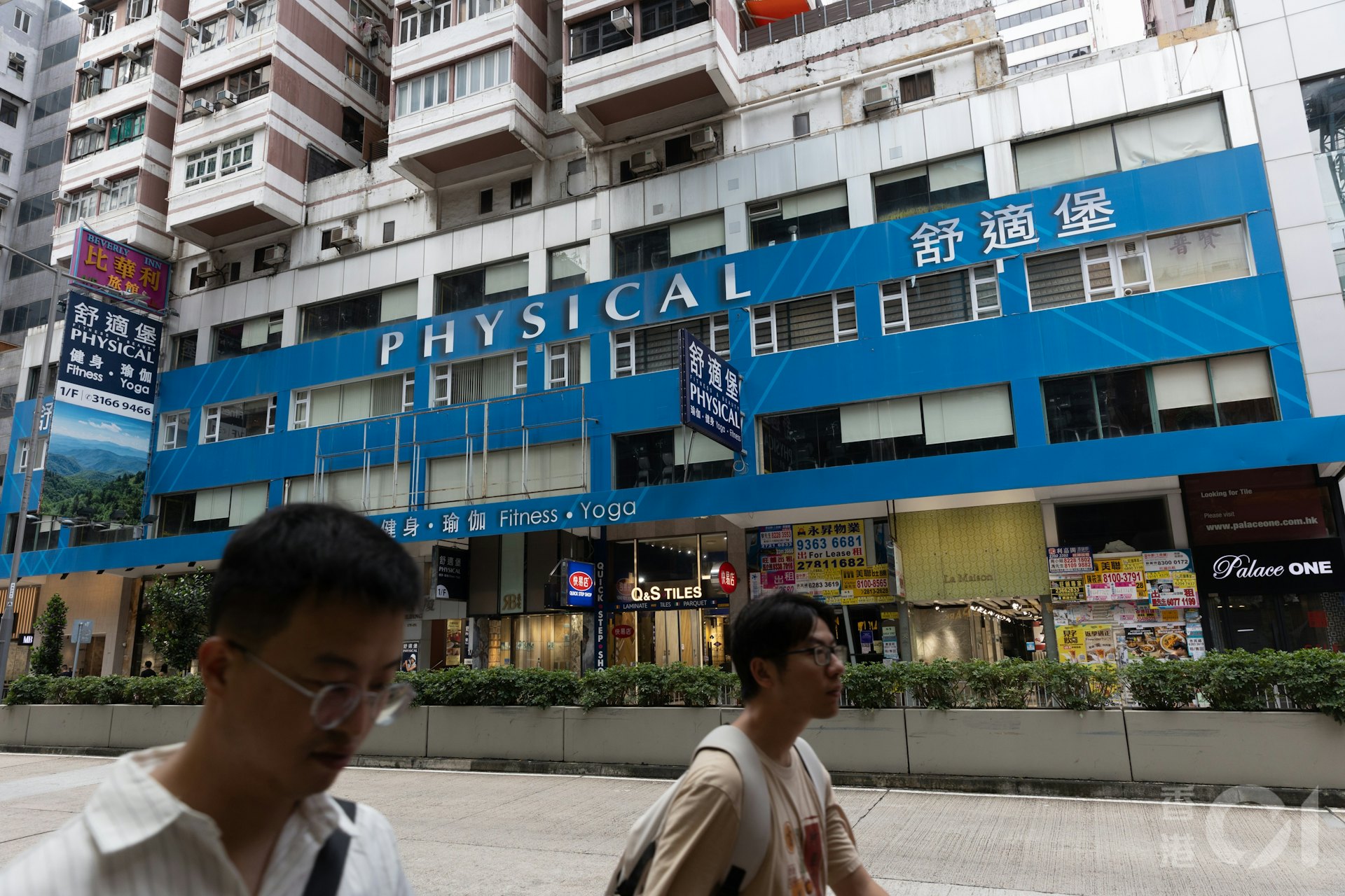 Physical舒適堡灣仔京城大廈分店9月7日傳出將會改名「Healthy」並日內重開,9月8日所見仍重門深鎖,升降機亦繼續不停相關樓層,大廈保安員表示,未有收到重開通知。(廖雁雄攝) Physical舒適堡灣仔京城大廈分店9月7日傳出將會改名「Healthy」並日內重開,9月8日所見仍重門深鎖,升降機亦繼續不停相關樓層,大廈保安員表示,未有收到重開通知。(廖雁雄攝)