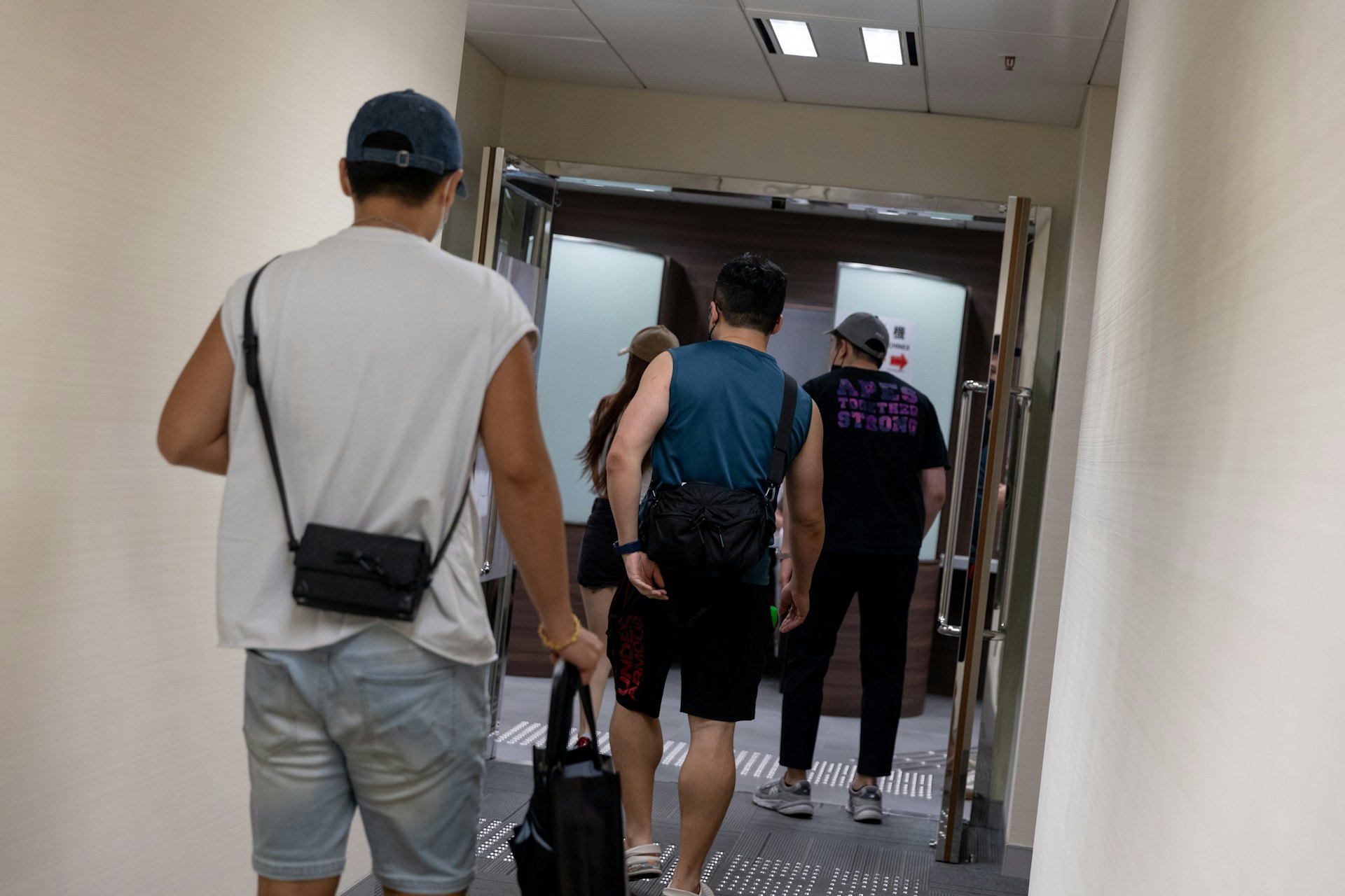 舒適堡Physical健身中心9月6日宣布暫時全線結業,約30名員工下午到勞工處登記,追討項目包括代通知金、強積金供款、有薪年假等。(夏家朗攝) 舒適堡Physical健身中心9月6日宣布暫時全線結業,約30名員工下午到勞工處登記,追討項目包括代通知金、強積金供款、有薪年假等。(夏家朗攝)
