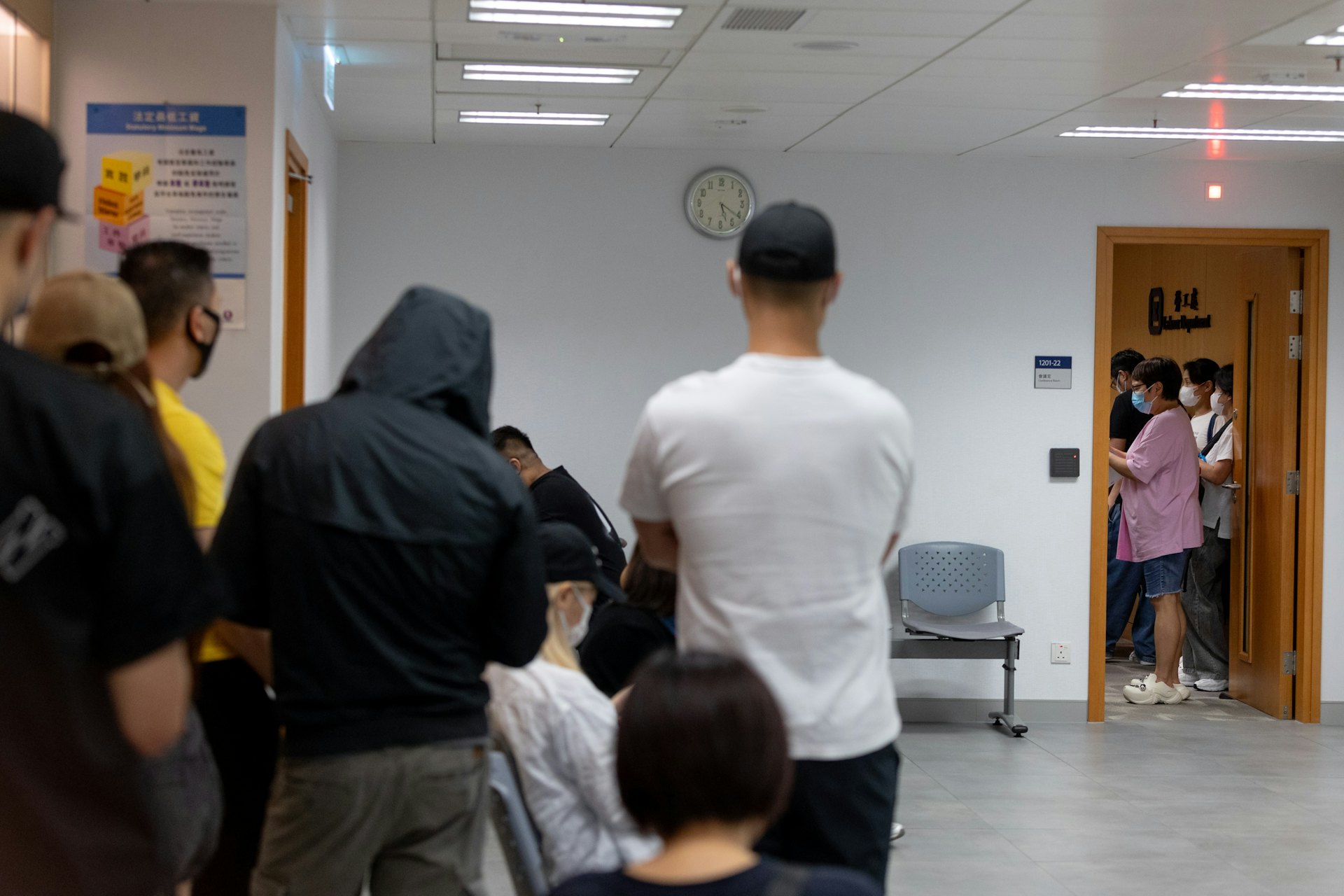 舒適堡Physical健身中心9月6日宣布暫時全線結業,約30名員工下午到勞工處登記,追討項目包括代通知金、強積金供款、有薪年假等。(夏家朗攝) 舒適堡Physical健身中心9月6日宣布暫時全線結業,約30名員工下午到勞工處登記,追討項目包括代通知金、強積金供款、有薪年假等。(夏家朗攝)