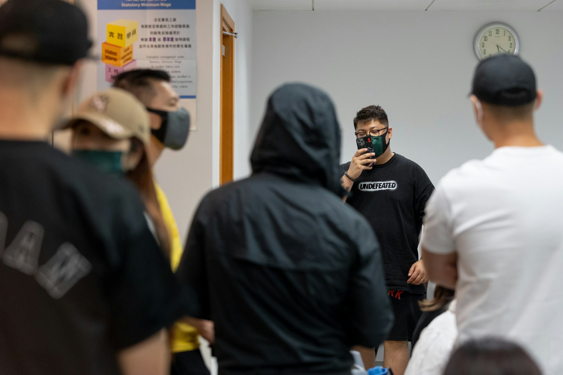 舒適堡Physical健身中心9月6日宣布暫時全線結業,約30名員工下午到勞工處登記,追討項目包括代通知金、強積金供款、有薪年假等。(夏家朗攝) 舒適堡Physical健身中心9月6日宣布暫時全線結業,約30名員工下午到勞工處登記,追討項目包括代通知金、強積金供款、有薪年假等。(夏家朗攝)