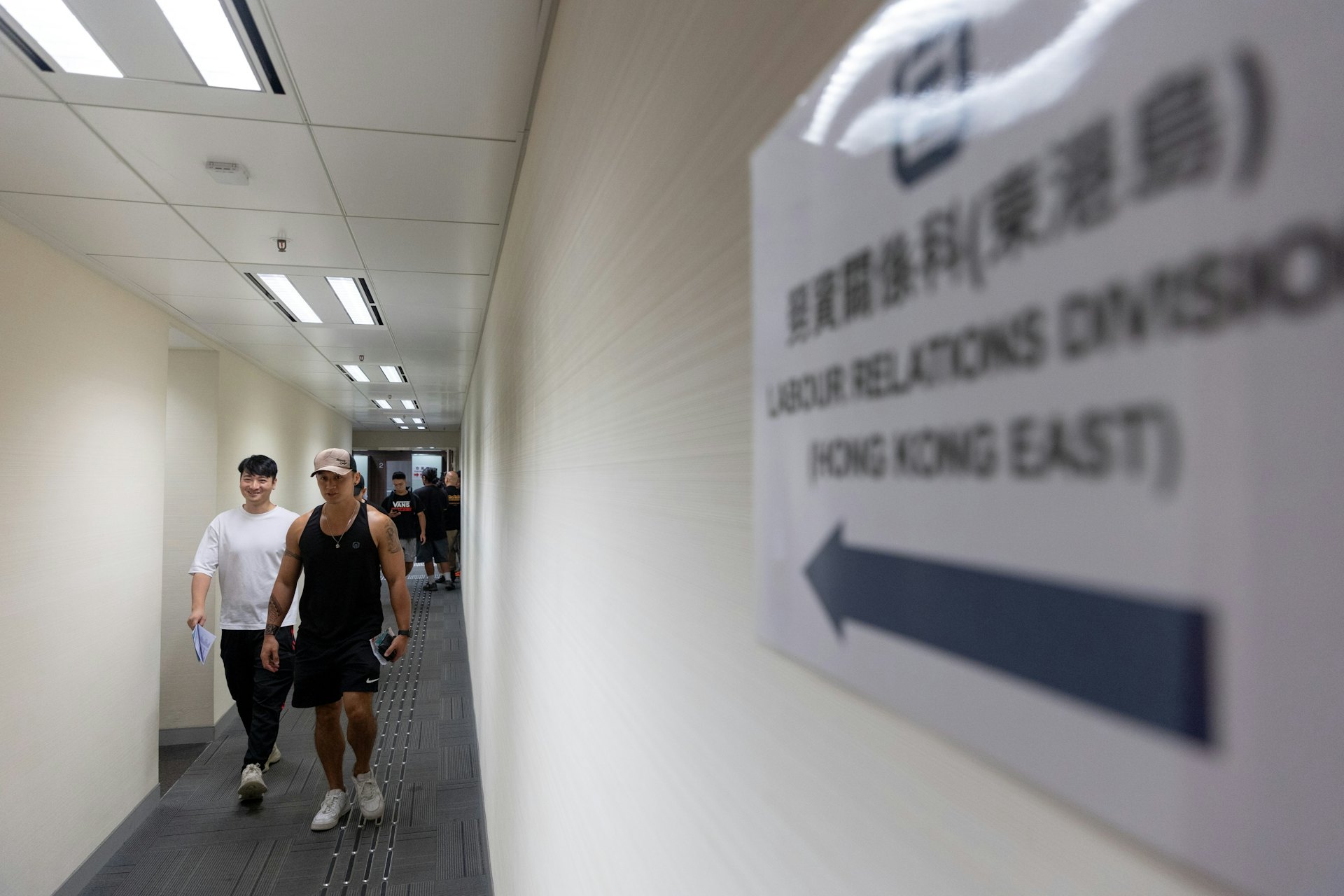 舒適堡Physical健身中心9月6日宣布暫時全線結業,約30名員工下午到勞工處登記,追討項目包括代通知金、強積金供款、有薪年假等。(夏家朗攝) 舒適堡Physical健身中心9月6日宣布暫時全線結業,約30名員工下午到勞工處登記,追討項目包括代通知金、強積金供款、有薪年假等。(夏家朗攝)