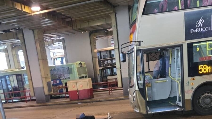 葵芳巴士埋站撞倒女途人頭痛送院 被網民質疑碰瓷 警列車禍調查 葵芳巴士埋站撞倒女途人頭痛送院 被網民質疑碰瓷 警列車禍調查