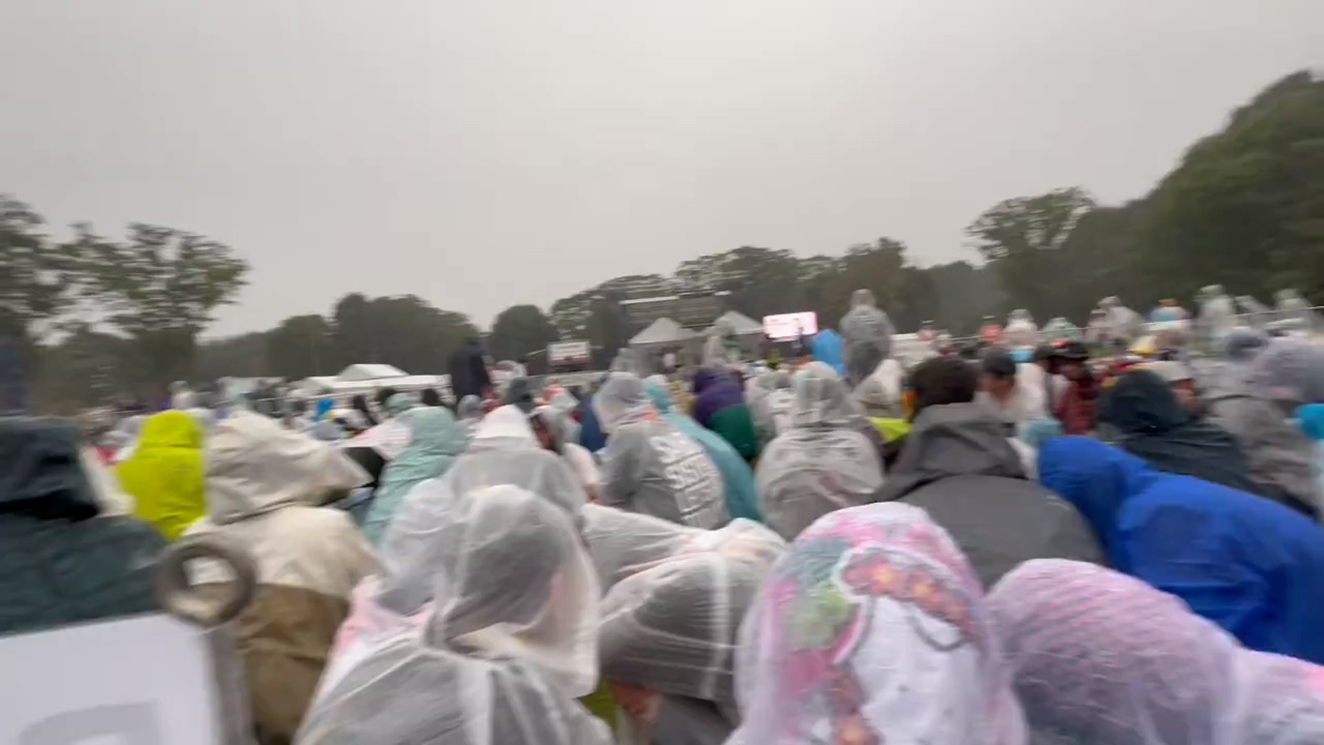 日本栃木县真冈市9月8日晚间举办的户外演唱会中,有9人疑似因为遭遇打雷身体出现异状,其中6人被送往医院急救。 (X截图/ @災害火災画像速報ニュース2)