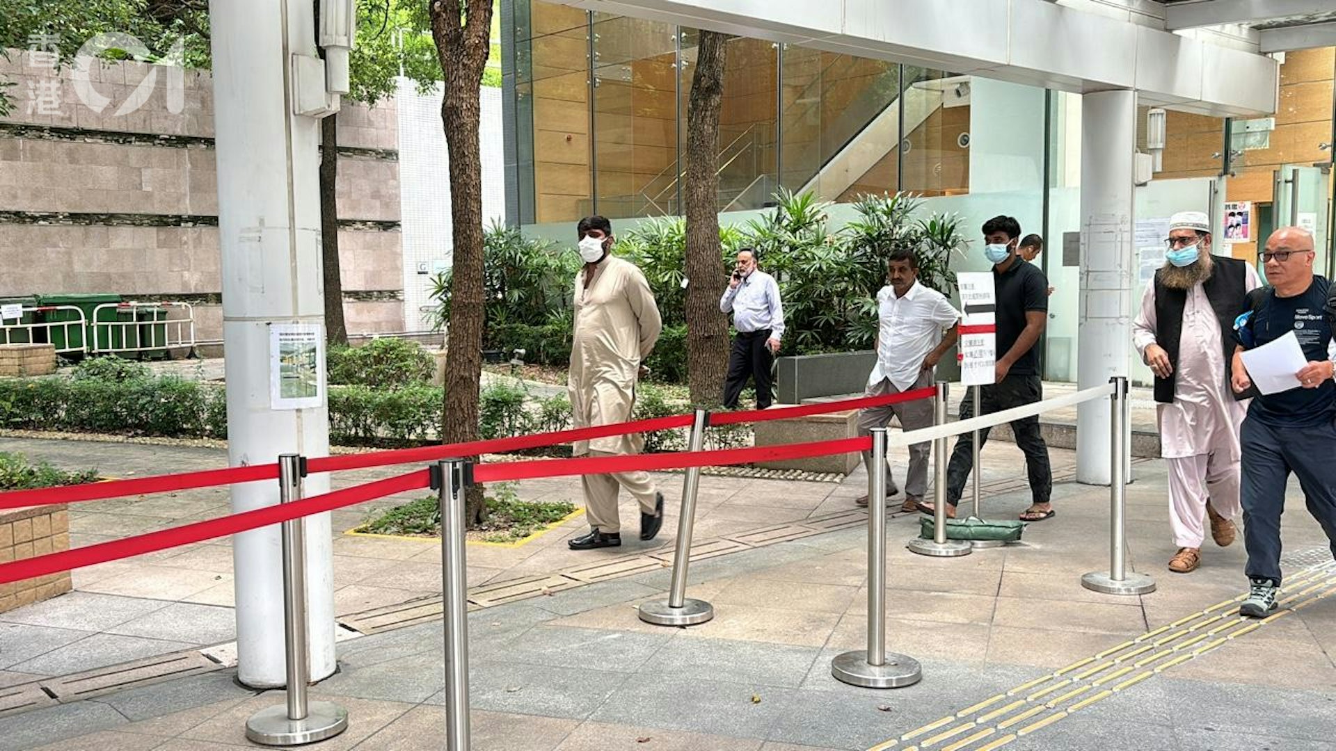 死者父親等數人,今早到葵涌公眾殮房辦理認屍手續。(馬耀文攝)