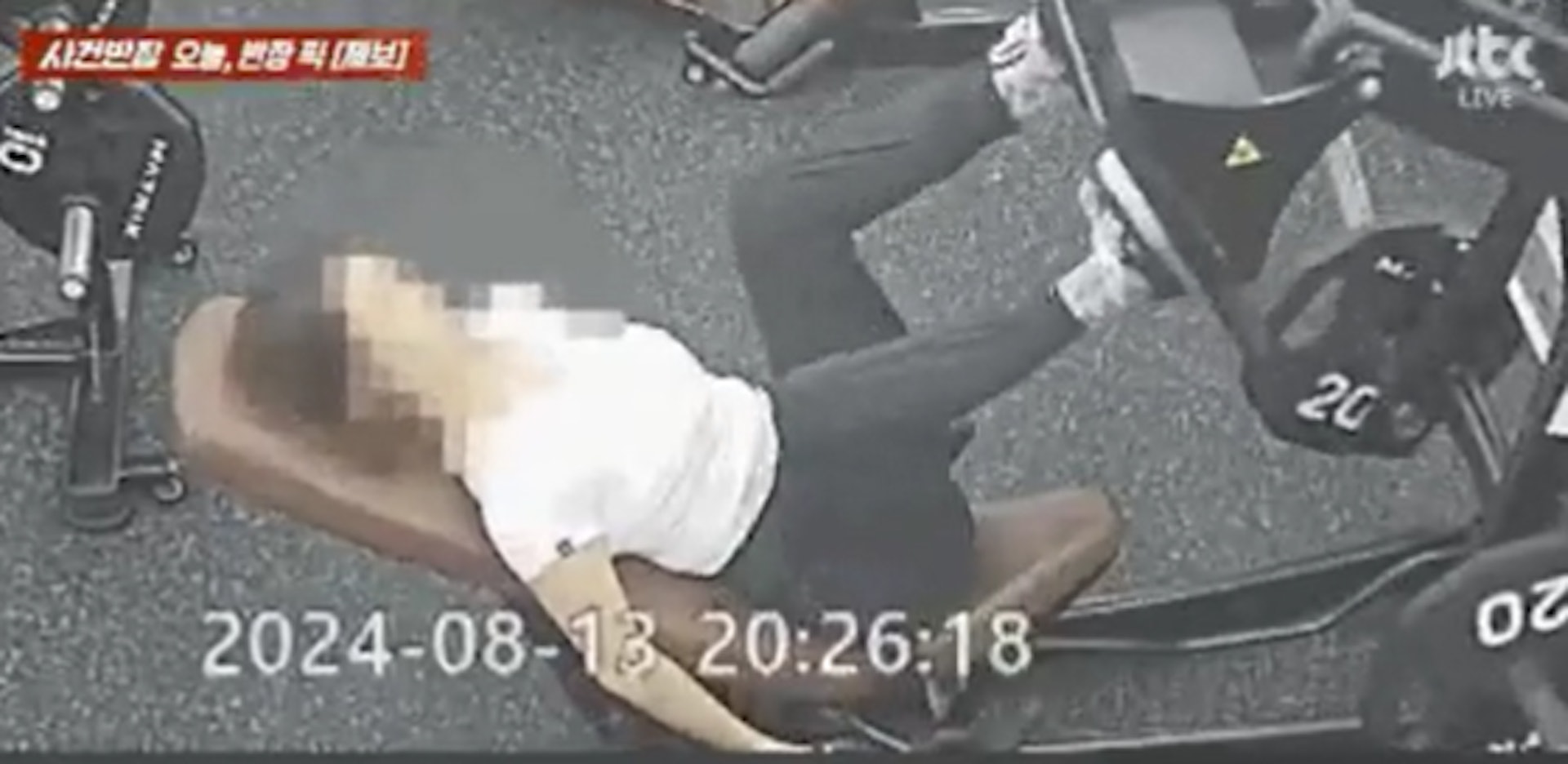 事主使用「腿推機」,做到一半時突然停下似是休息,並從身旁拿取手機在看。(影片截圖) 事主使用「腿推機」,做到一半時突然停下似是休息,並從身旁拿取手機在看。(影片截圖)