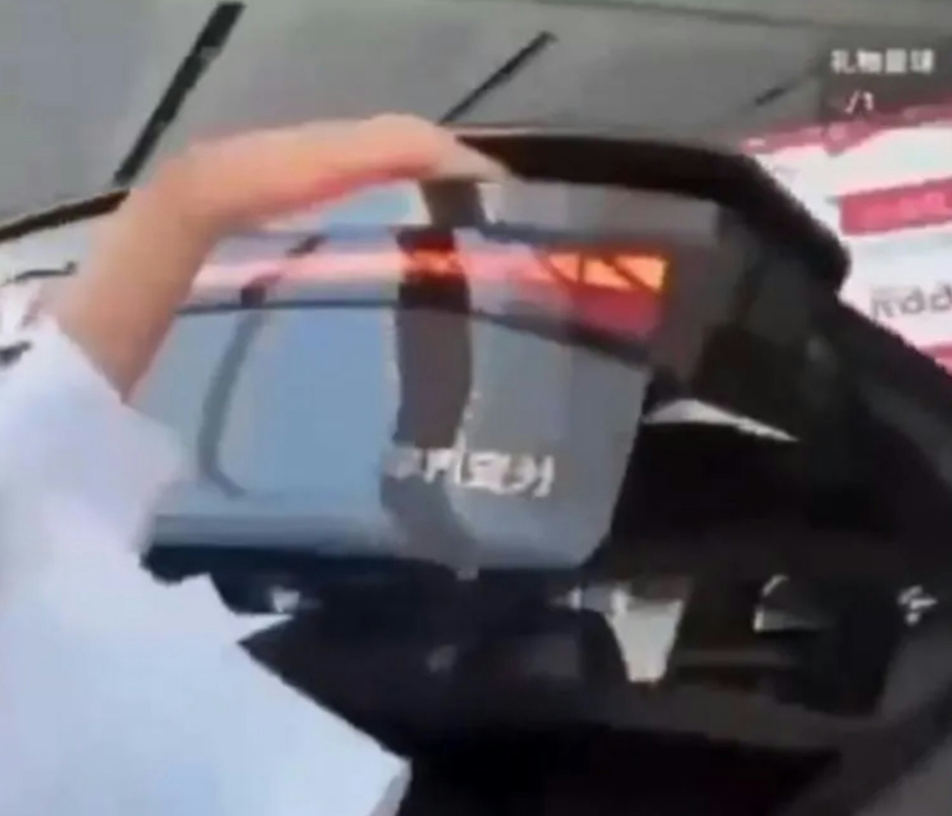 女主播手被夾住,後車廂門卻反覆升降,讓她剛跪下又被吊起,只能不停慘叫。(微博影片截圖) 女主播手被夾住,後車廂門卻反覆升降,讓她剛跪下又被吊起,只能不停慘叫。(微博影片截圖)