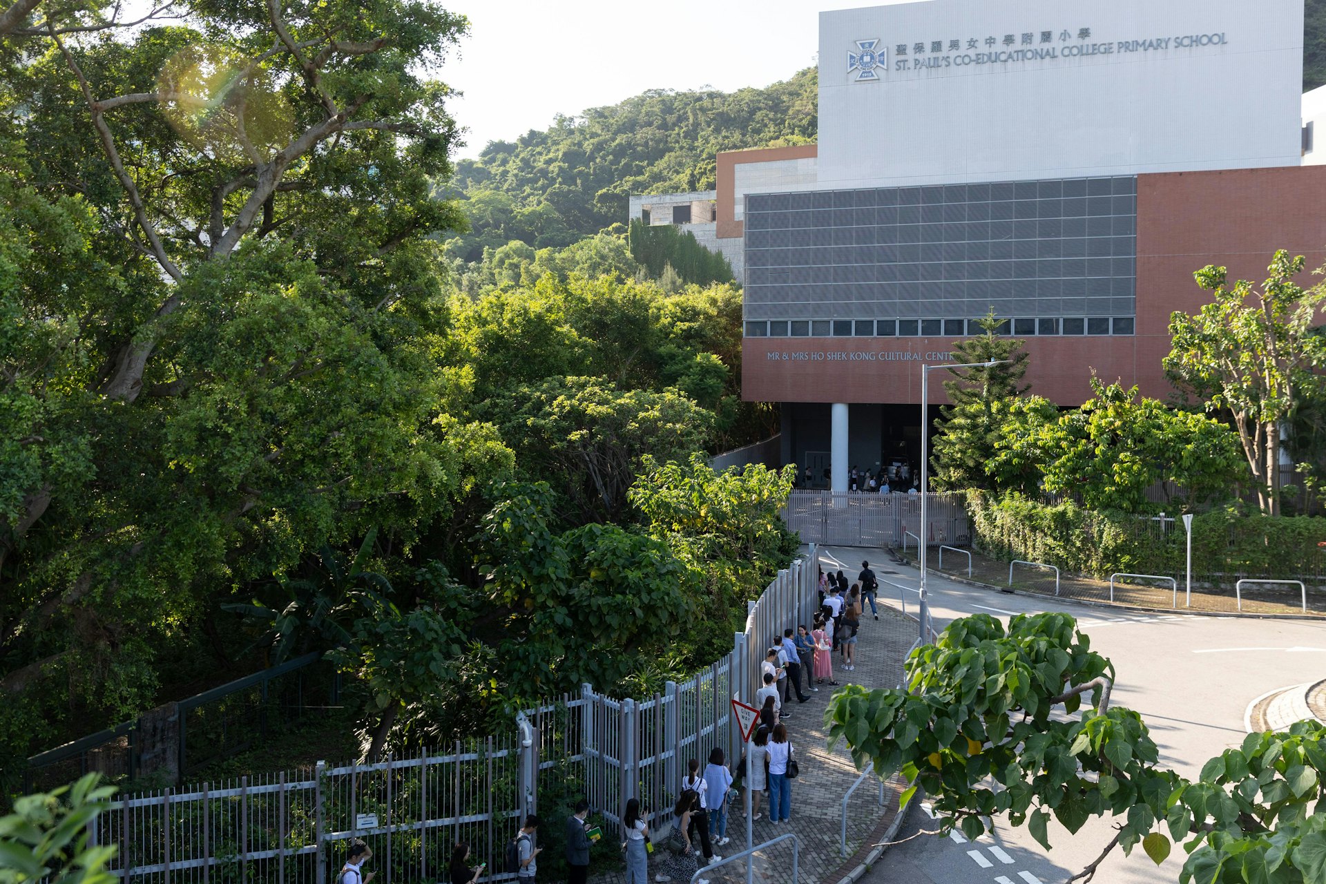 聖保羅男女中學附屬小學今日(10日)舉行小一入學申請人家長簡介會,共有1,350名家長出席,入場時排長龍。(夏家朗攝) 聖保羅男女中學附屬小學今日(10日)舉行小一入學申請人家長簡介會,共有1,350名家長出席,入場時排長龍。(夏家朗攝)