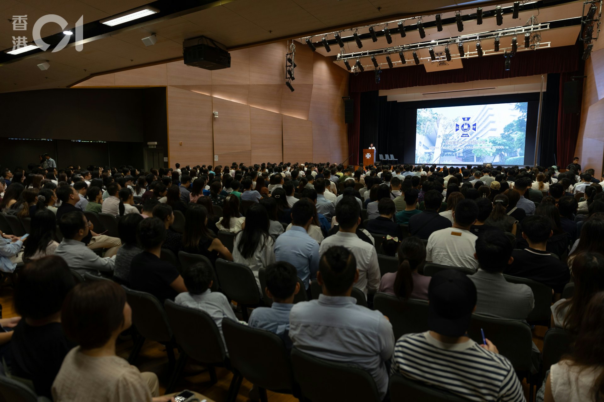 聖保羅男女中學附屬小學今日(10日)舉行小一入學申請人家長簡介會,共有1,350名家長出席,坐滿禮堂。(夏家朗攝) 聖保羅男女中學附屬小學今日(10日)舉行小一入學申請人家長簡介會,共有1,350名家長出席,坐滿禮堂。(夏家朗攝)