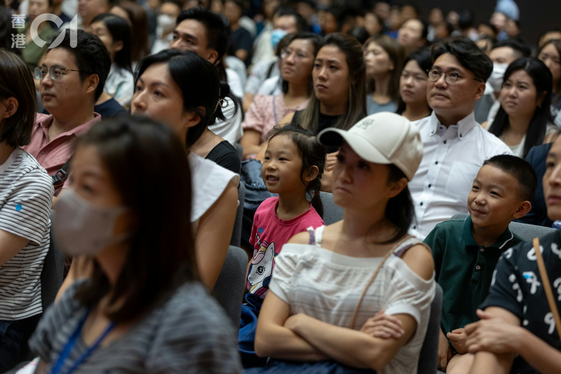 聖保羅男女中學附屬小學今日(10日)舉行小一入學申請人家長簡介會,共有1,350名家長出席,坐滿禮堂。(夏家朗攝) 聖保羅男女中學附屬小學今日(10日)舉行小一入學申請人家長簡介會,共有1,350名家長出席,坐滿禮堂。(夏家朗攝)