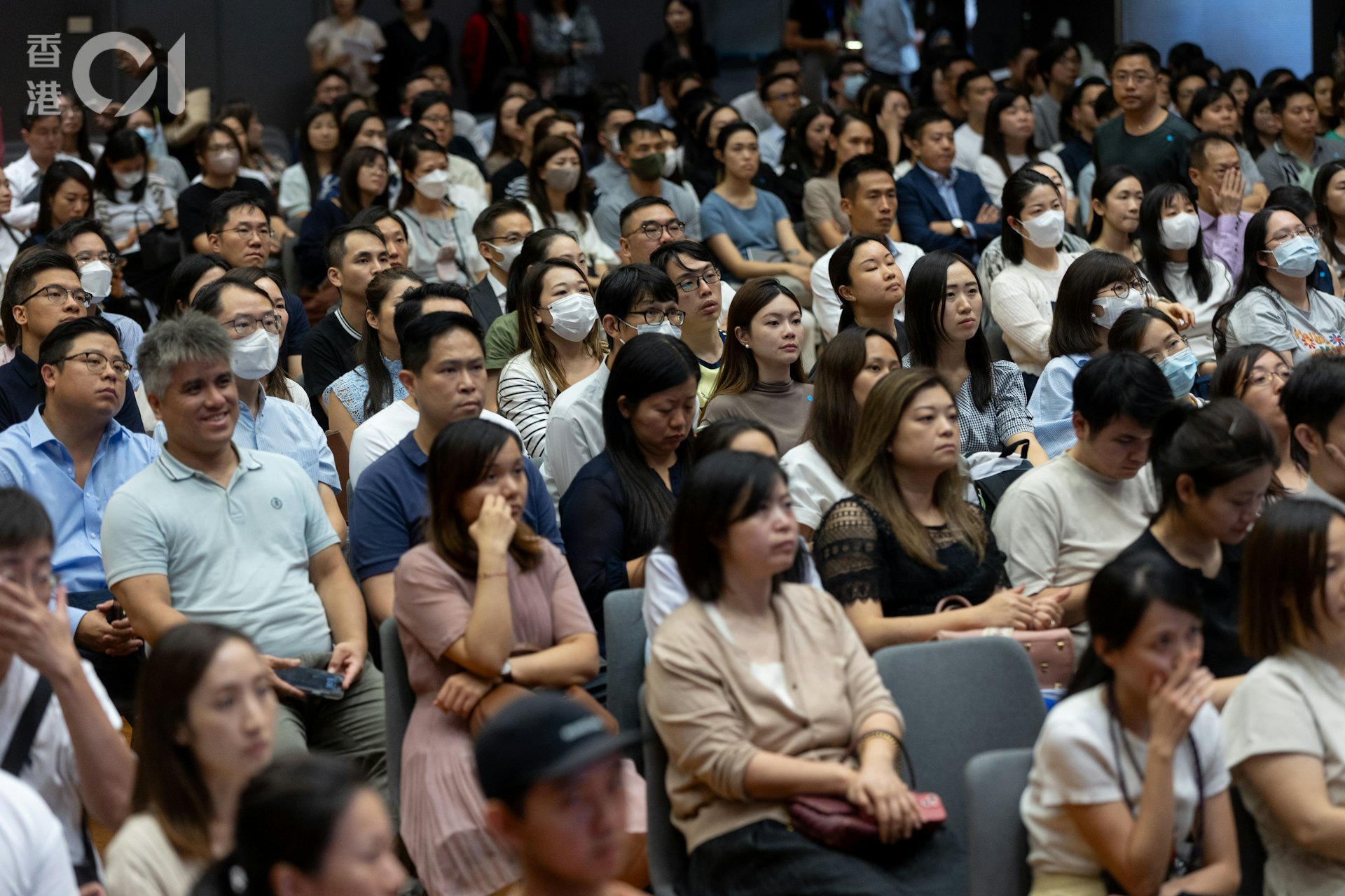 聖保羅男女中學附屬小學今日(10日)舉行小一入學申請人家長簡介會,共有1,350名家長出席,坐滿禮堂。(夏家朗攝) 聖保羅男女中學附屬小學今日(10日)舉行小一入學申請人家長簡介會,共有1,350名家長出席,坐滿禮堂。(夏家朗攝)