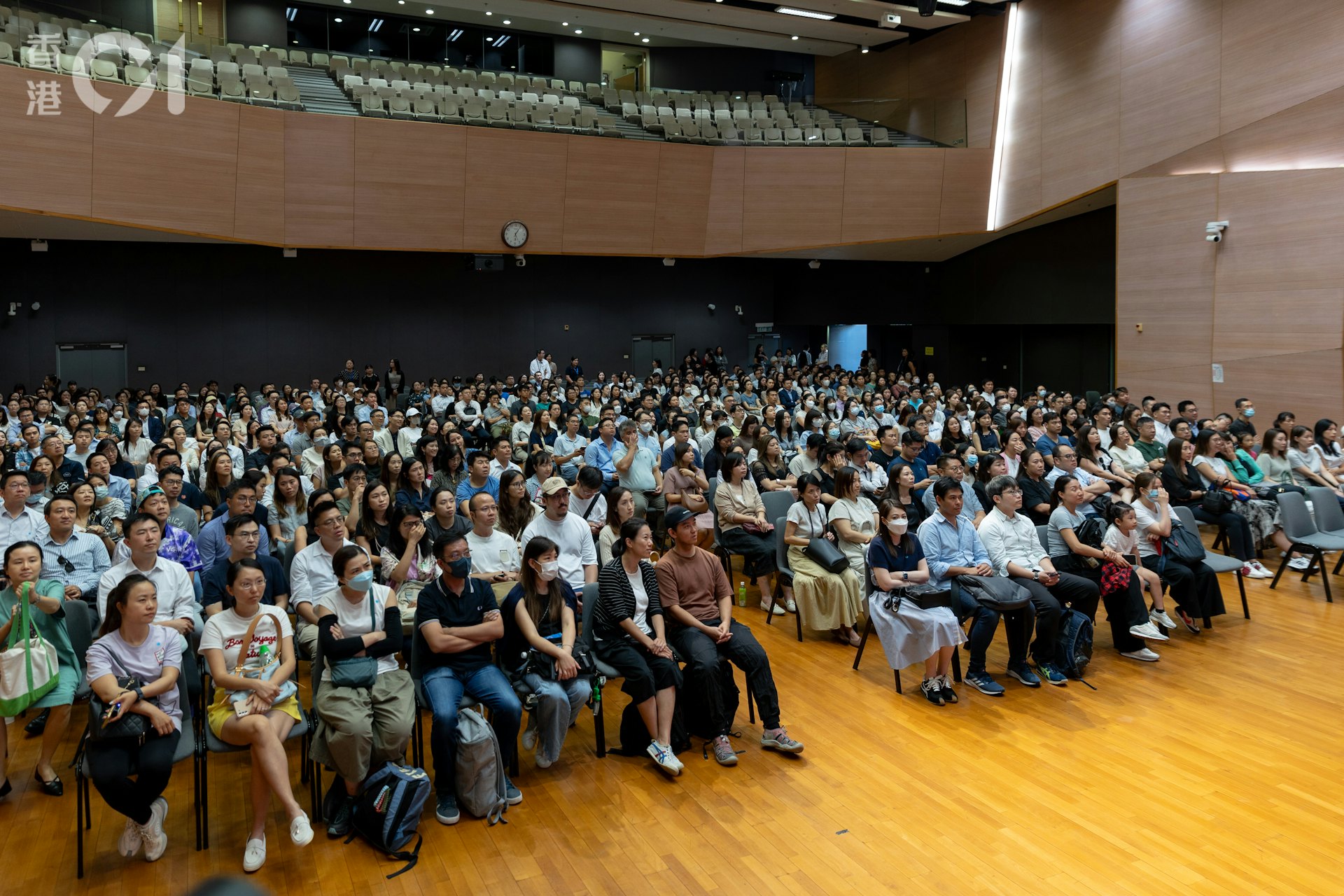 聖保羅男女中學附屬小學今日(10日)舉行小一入學申請人家長簡介會,共有1,350名家長出席,坐滿禮堂。(夏家朗攝) 聖保羅男女中學附屬小學今日(10日)舉行小一入學申請人家長簡介會,共有1,350名家長出席,坐滿禮堂。(夏家朗攝)