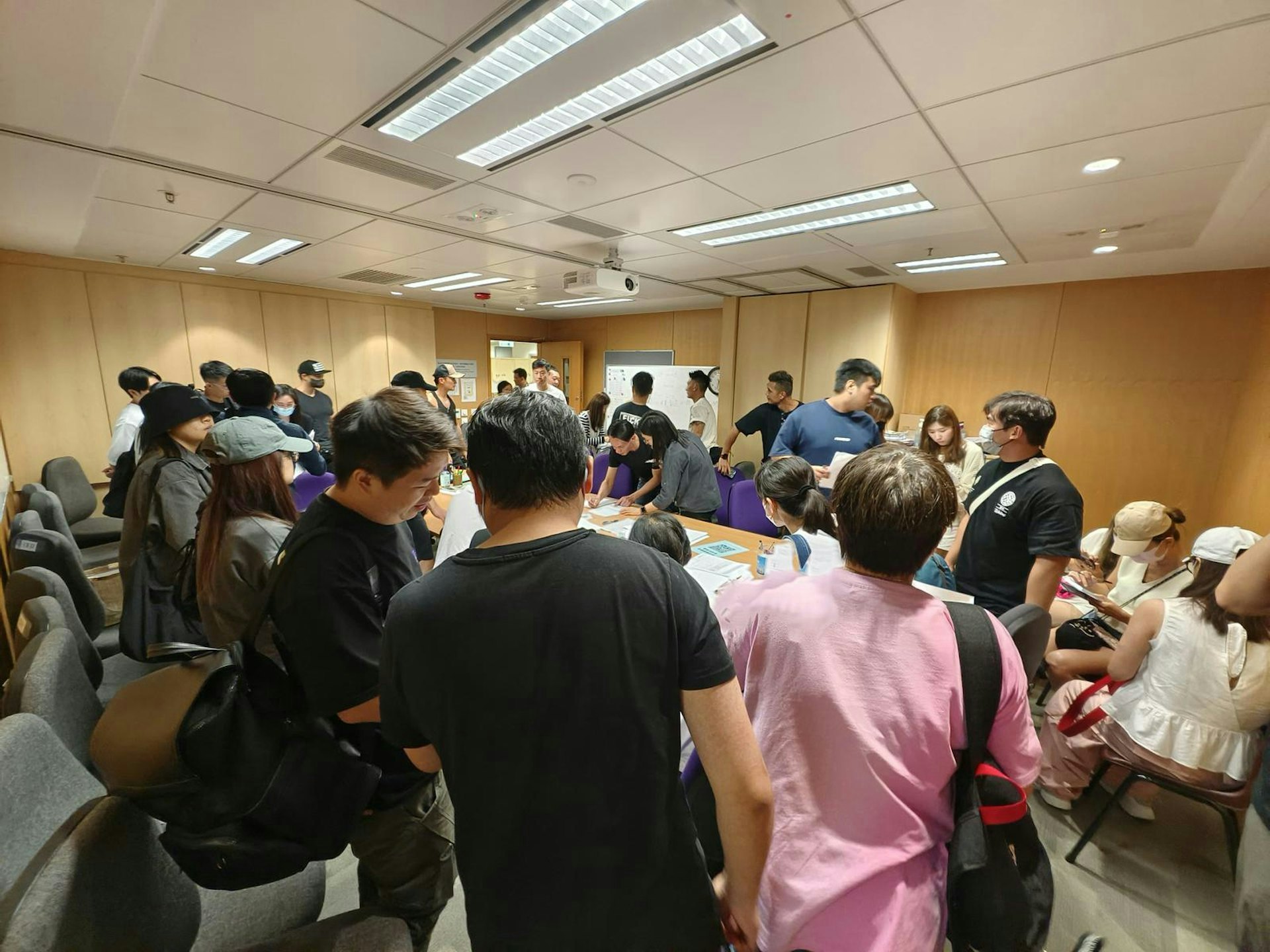 舒適堡Physical健身中心9月6日宣布暫時全線結業,約30名員工下午到勞工處登記,追討項目包括代通知金、強積金供款、有薪年假等。(郭偉强提供圖片) 舒適堡Physical健身中心9月6日宣布暫時全線結業,約30名員工下午到勞工處登記,追討項目包括代通知金、強積金供款、有薪年假等。(郭偉强提供圖片)