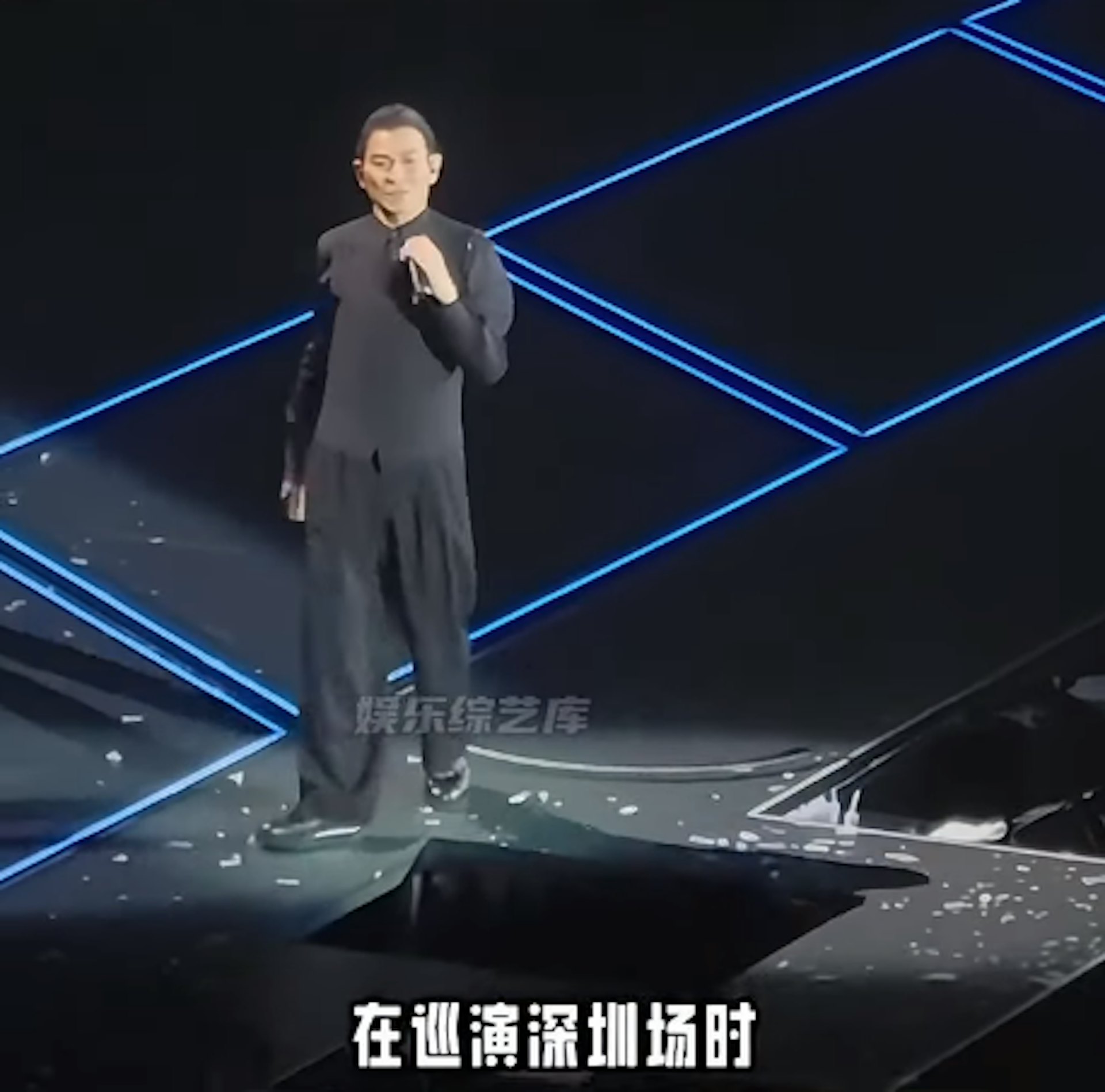 劉德華「台上踩空」的畫面(截圖) 劉德華「台上踩空」的畫面(截圖)