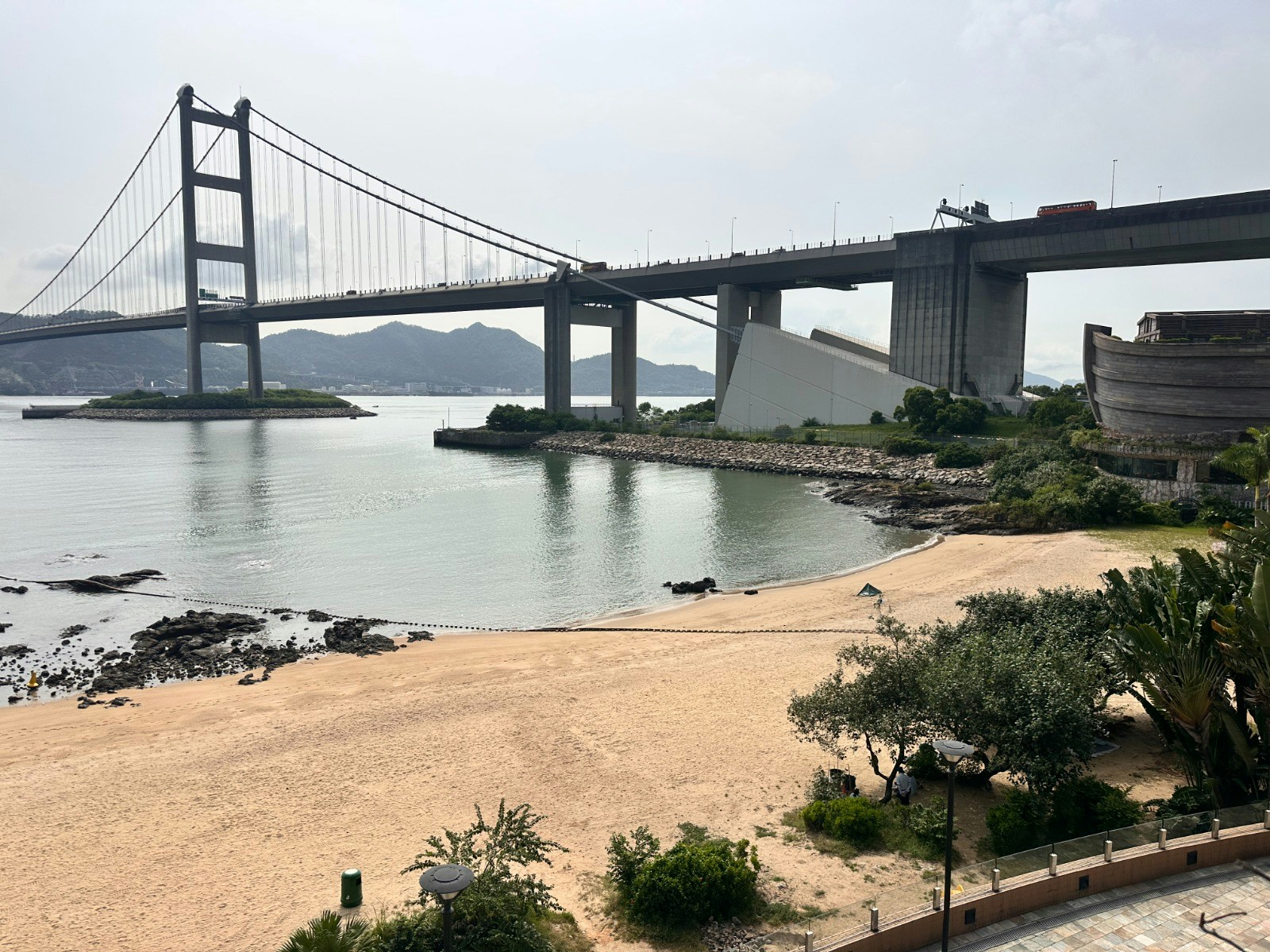 青馬大橋往九龍方向，一輛泥頭車疑失事撞向水馬，司機胸口痛。（資料圖片）