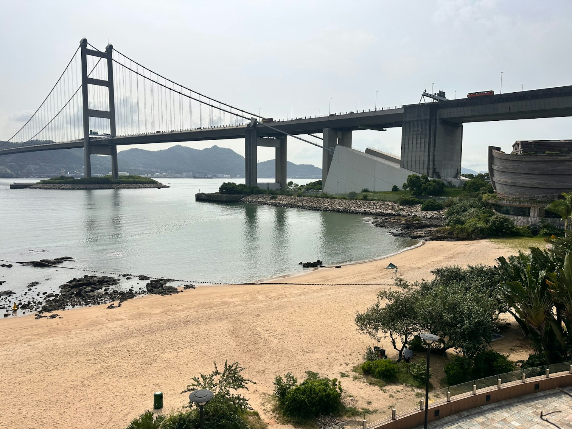 青馬大橋往九龍方向,一輛泥頭車疑失事撞向水馬,司機胸口痛。(資料圖片) 青馬大橋往九龍方向,一輛泥頭車疑失事撞向水馬,司機胸口痛。(資料圖片)