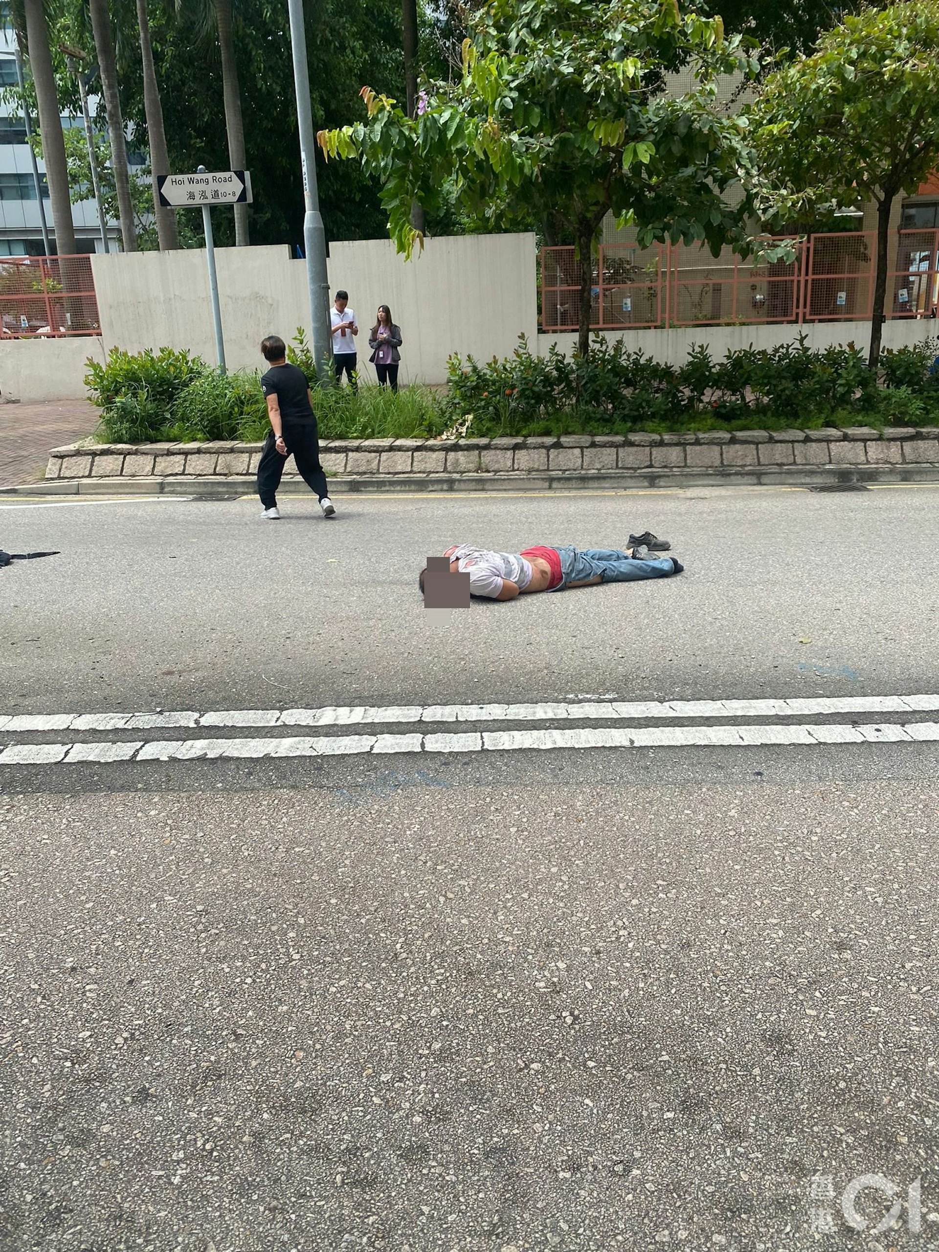 事主被撞倒後臥在地上,身體多處受傷。(讀者提供) 事主被撞倒後臥在地上,身體多處受傷。(讀者提供)
