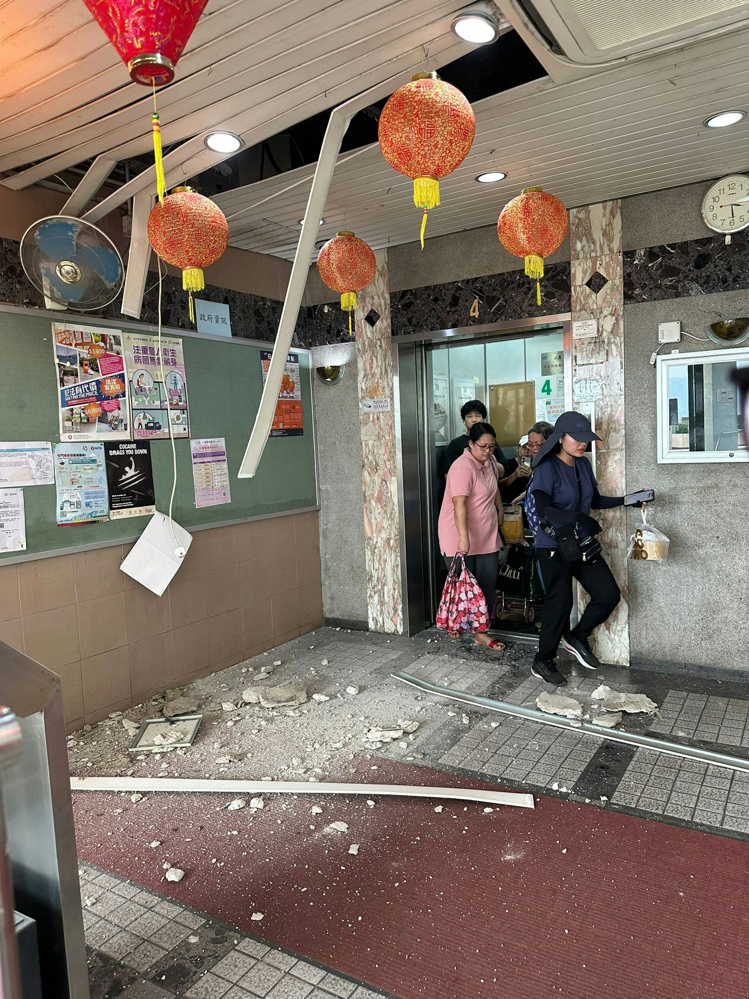 屯門海翠花園疑有石屎剝落壓爛假天花再墮下。（讀者譚先生提供）