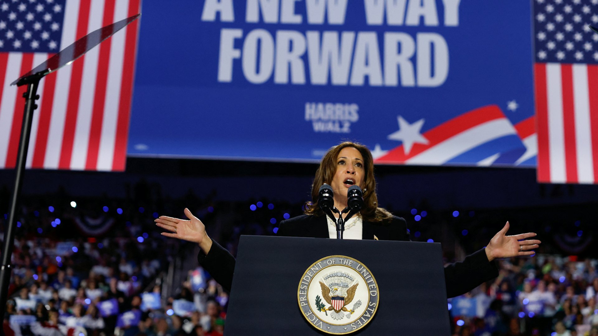 2024年9月12日,美國民主黨總統候選人、副總統賀錦麗(Kamala Harris)在北卡羅來納州夏洛特市(Charlotte)舉行的競選集會上發表講話。(Reuters) 2024年9月12日,美國民主黨總統候選人、副總統賀錦麗(Kamala Harris)在北卡羅來納州夏洛特市(Charlotte)舉行的競選集會上發表講話。(Reuters)