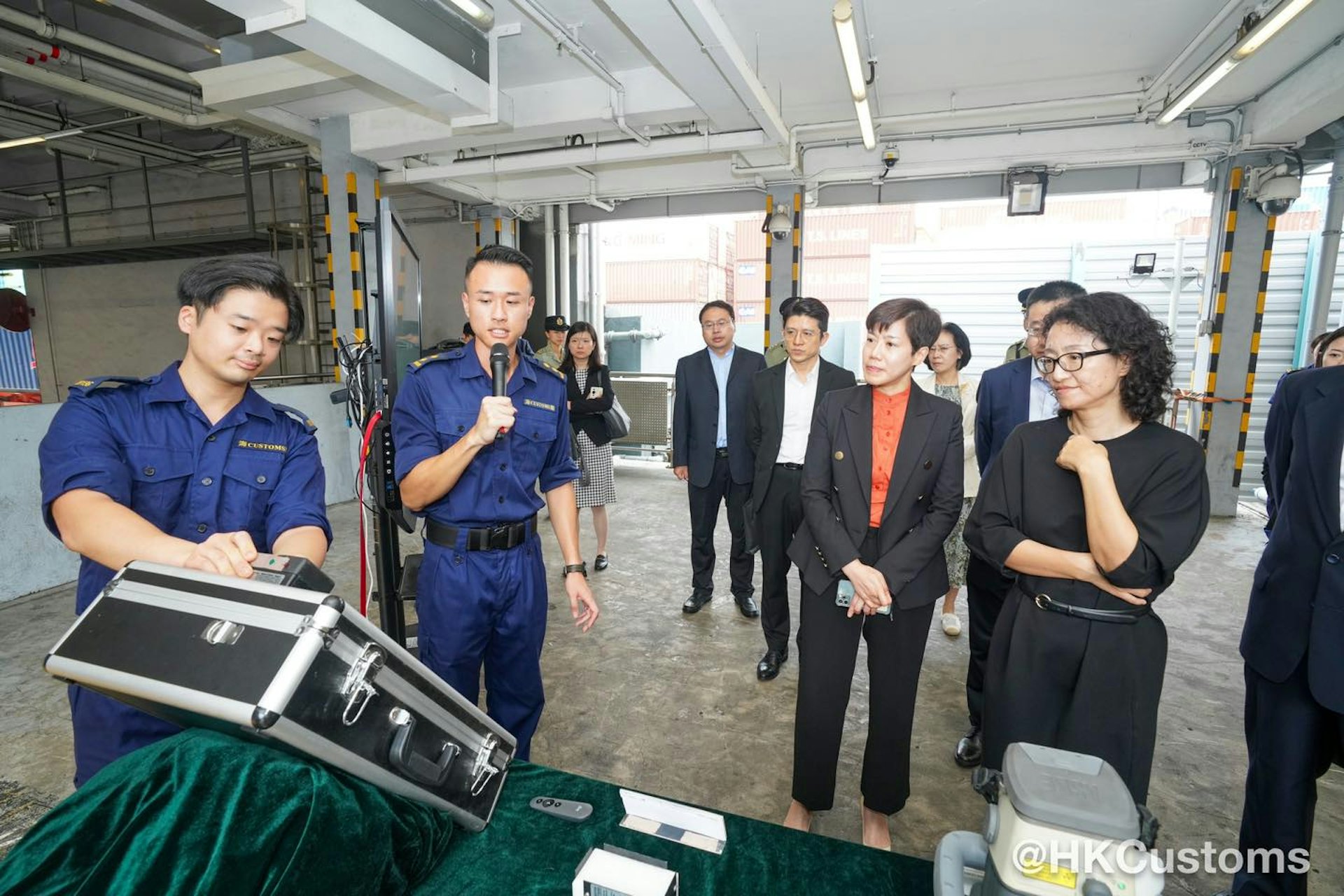 海關關長何珮珊(左三)今日(12日)帶領國家商務部國際貿易談判副代表李詠箑(右一)率領代表團參觀葵涌海關大樓驗貨場。(香港海關Facebook圖片) 海關關長何珮珊(左三)今日(12日)帶領國家商務部國際貿易談判副代表李詠箑(右一)率領代表團參觀葵涌海關大樓驗貨場。(香港海關Facebook圖片)
