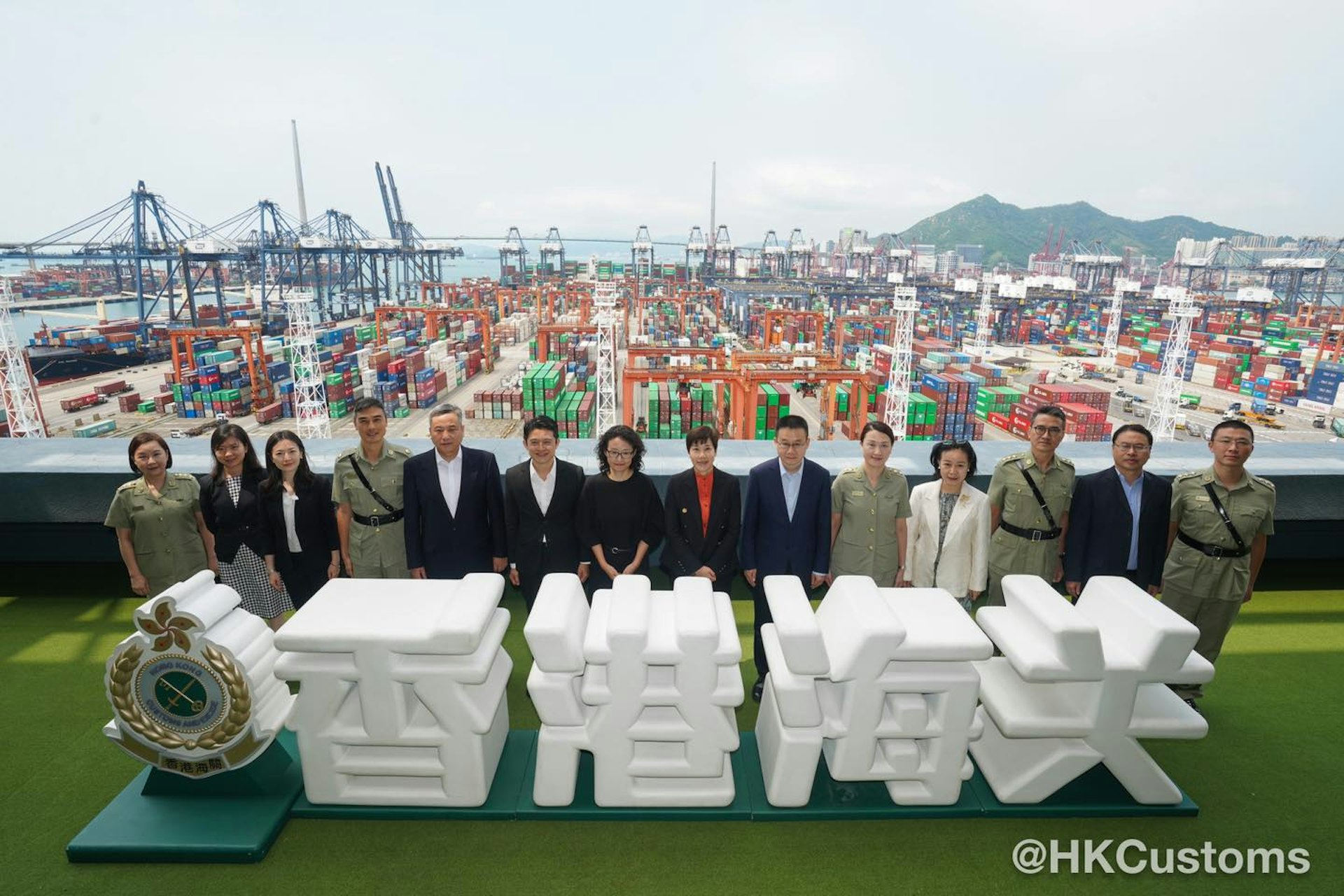 海關關長何珮珊(左八)今日(12日)在葵涌海關大樓歡迎國家商務部國際貿易談判副代表李詠箑(左七)率領代表團到訪香港海關。(香港海關Facebook圖片) 海關關長何珮珊(左八)今日(12日)在葵涌海關大樓歡迎國家商務部國際貿易談判副代表李詠箑(左七)率領代表團到訪香港海關。(香港海關Facebook圖片)