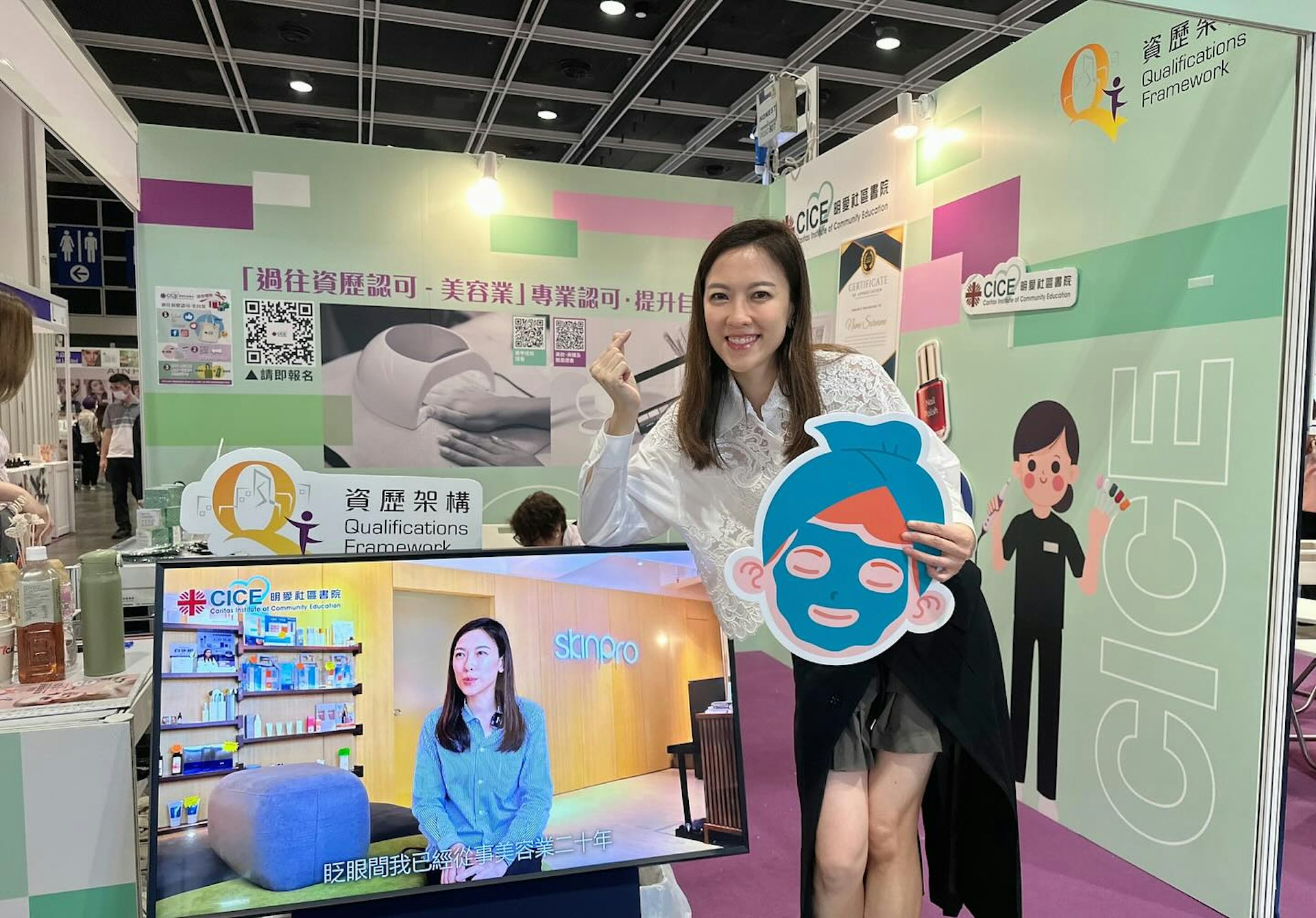 出席美容展。(IG@cherie.tkong)
