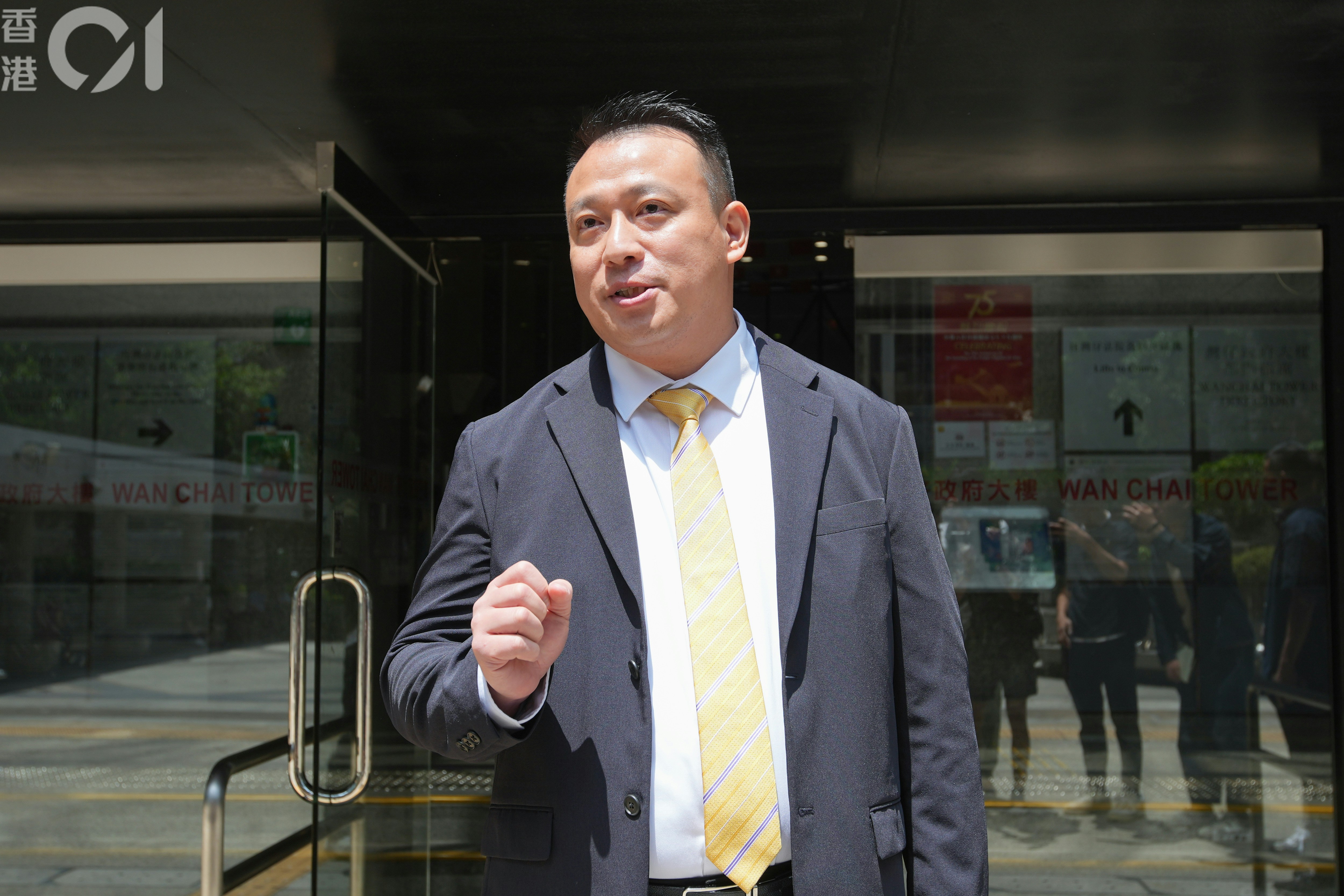 第五被告林華嘉是一名警長，亦是被告中官階最高，他被裁定兩項妨礙司法公正罪成，他離庭時輕鬆，並多謝同事朋友及家人。(黃浩謙攝)