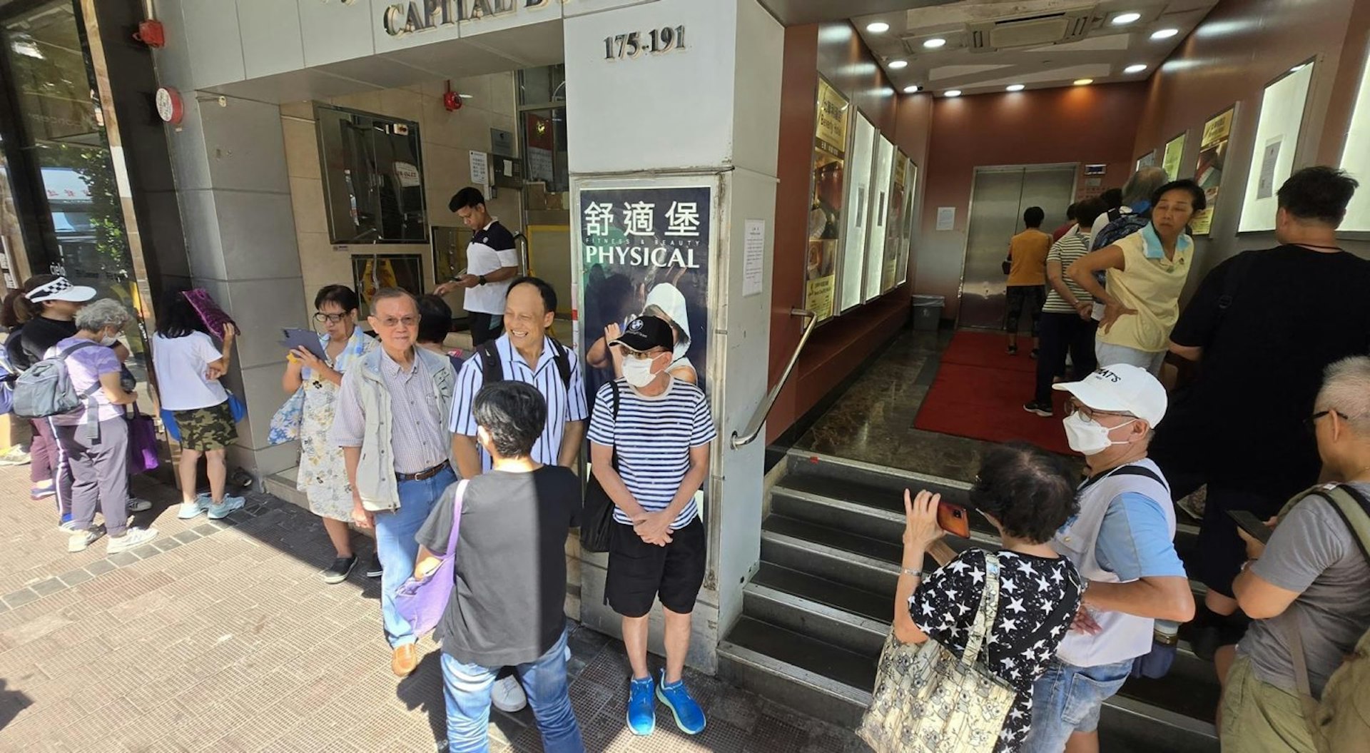 9月13日,舒適堡灣仔分店改以「HEALTHY」名義開業第二日,地下大堂一早有數十名舒適堡會員排隊上樓。(讀者提供圖片) 9月13日,舒適堡灣仔分店改以「HEALTHY」名義開業第二日,地下大堂一早有數十名舒適堡會員排隊上樓。(讀者提供圖片)