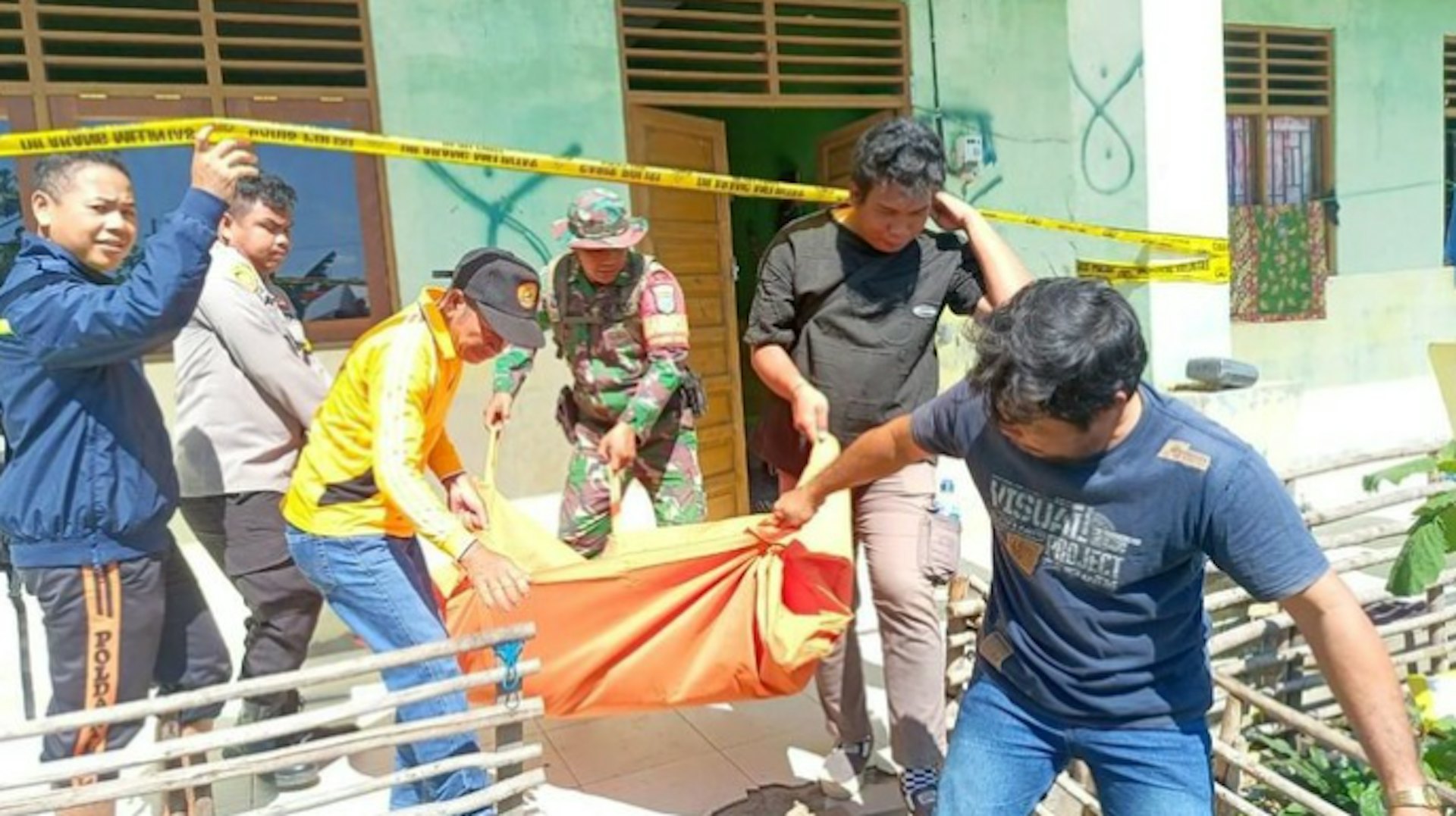 印尼2024年9月發生離奇死亡案,工作人員到場把屍體運走(印尼警察關係科) 印尼2024年9月發生離奇死亡案,工作人員到場把屍體運走(印尼警察關係科)