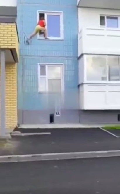 網上瘋傳影片,指俄羅斯1名36歲人妻懷疑丈夫「出軌」,情急下爬牆上2樓想從廚房窗戶走入室內「捉姦」,詎料意外失足從2樓墮下死亡。(影片截圖)