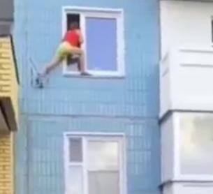 網上瘋傳1段影片,指俄羅斯36歲人妻因懷疑丈夫「出軌」,情急下爬牆上2樓想從廚房窗戶走入室內「捉姦」,詎料意外失足從2樓墮下死亡。(影片截圖)