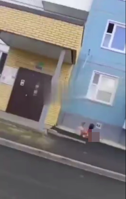 網上瘋傳1段影片，指俄羅斯36歲人妻賴索西伯利亞，因懷疑丈夫「出軌」，情急下爬牆上2樓想從廚房窗戶走入室內「捉姦」，詎料意外失足從2樓墮下死亡。（影片截圖）