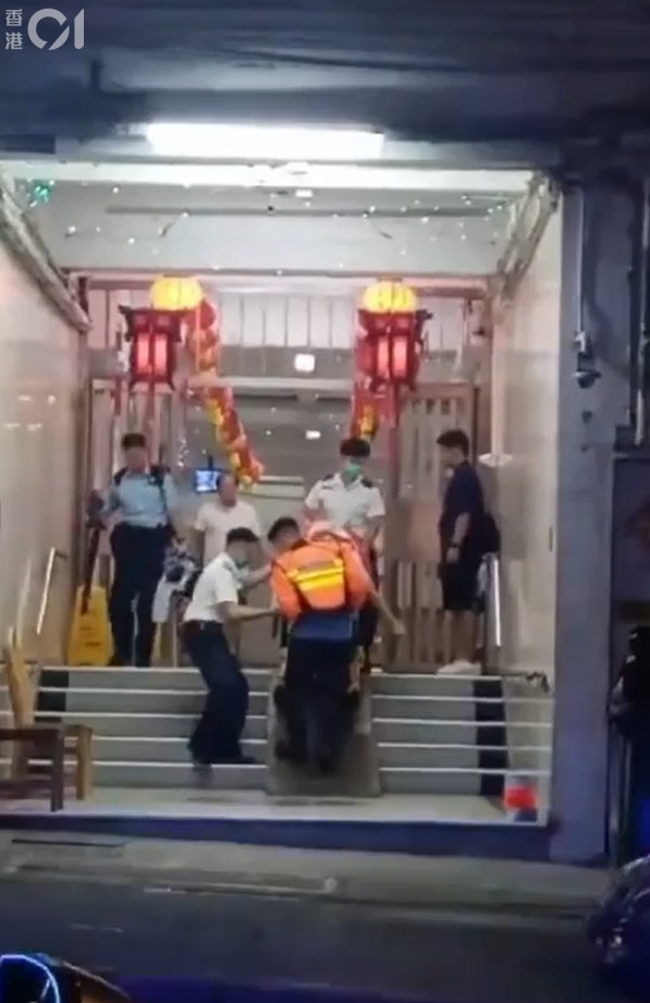 傷者由數名救護員抬到地面，再送上救護車。（街坊提供片段截圖)