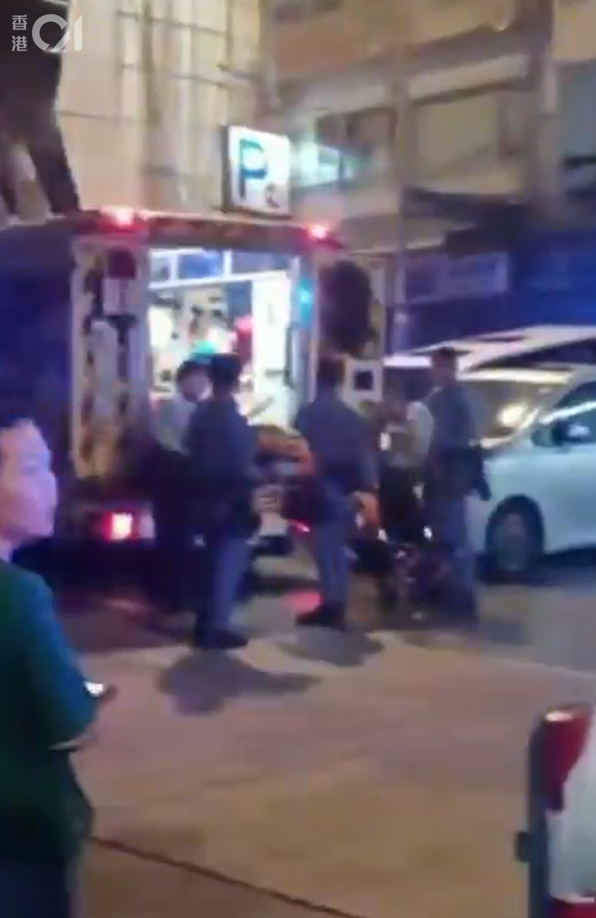 傷者由數名救護員抬到地面,再送上救護車。(街坊提供片段截圖)