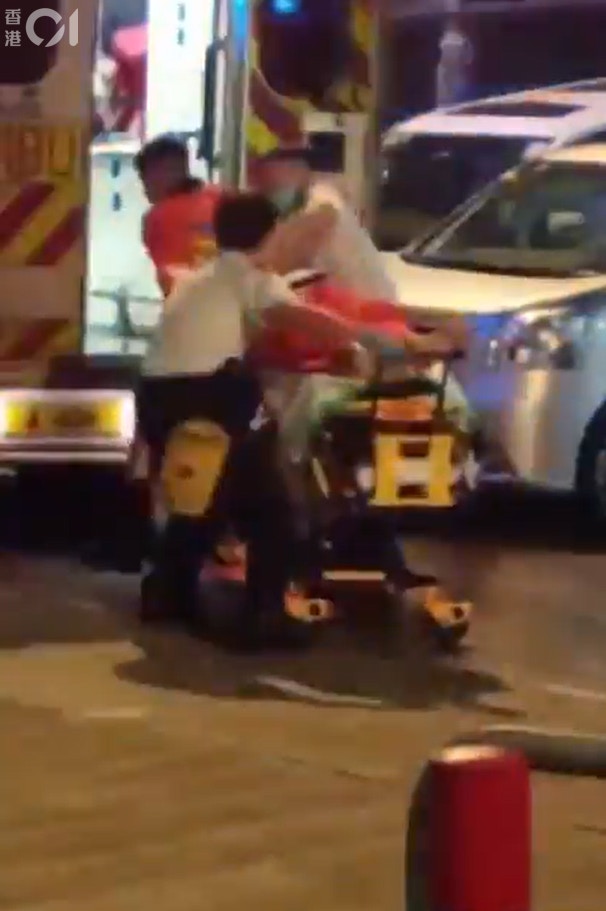 傷者由數名救護員抬到地面，再送上救護車。（街坊提供片段截圖)