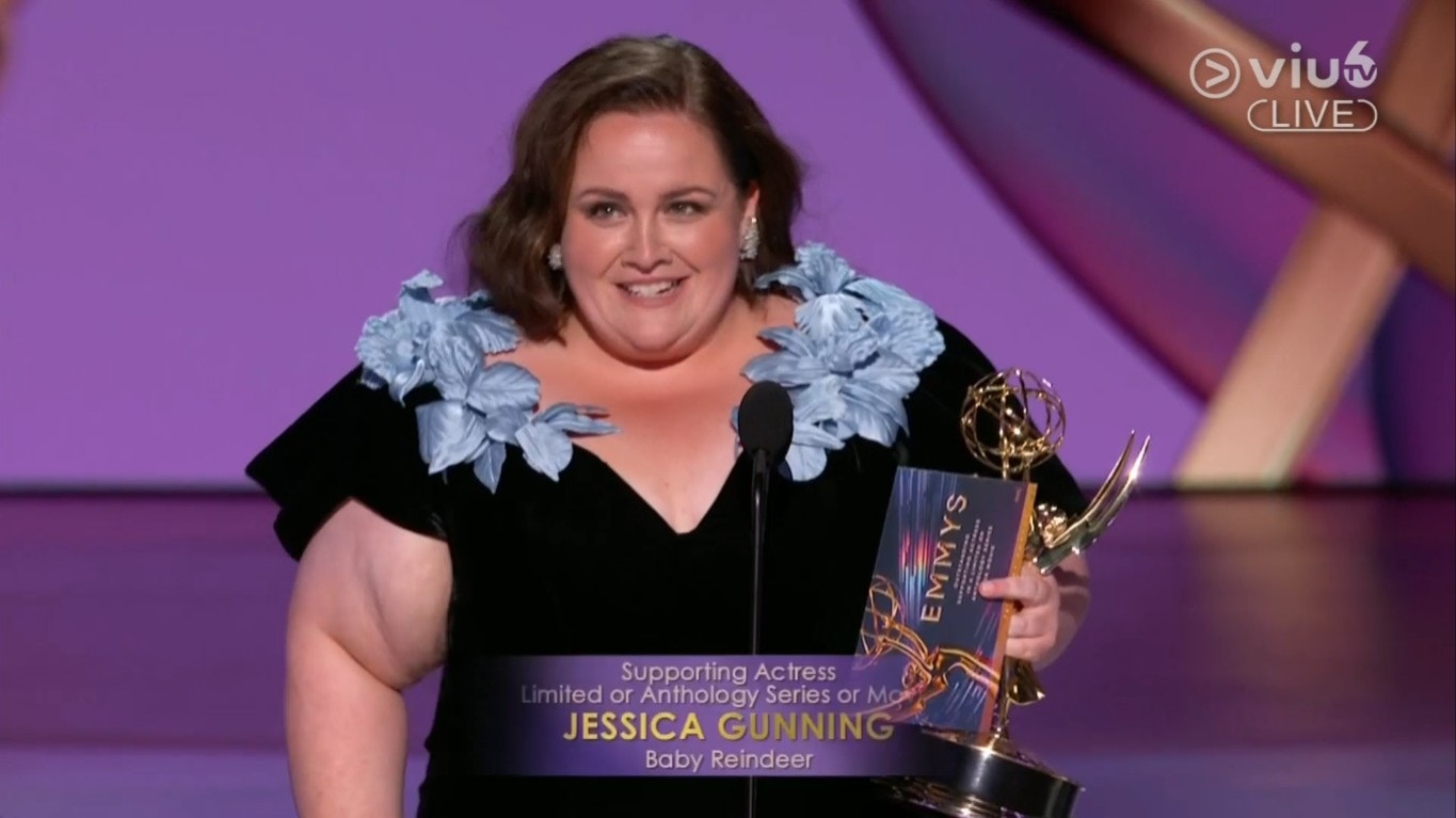 Jessica Gunning首次提名就奪得「最佳迷你影集或電視電影女配角」。（直播畫面）