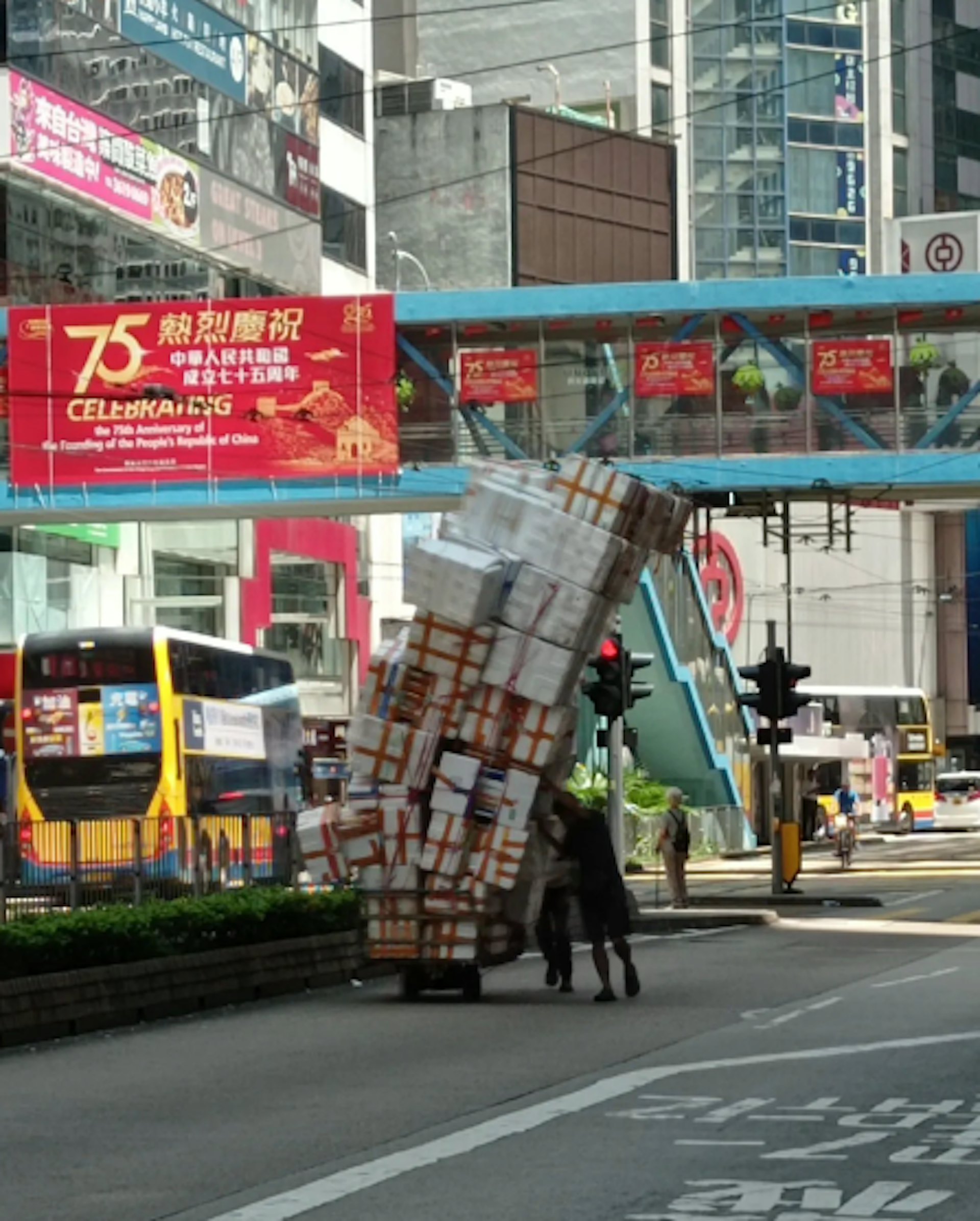網民上載的相片中,見到發泡膠箱堆疊到約2層樓高,由2名大叔合力以手推車推着,在馬路緩緩行走仿如玩雜技般,場面驚嚇。(Threads圖片) 網民上載的相片中,見到發泡膠箱堆疊到約2層樓高,由2名大叔合力以手推車推着,在馬路緩緩行走仿如玩雜技般,場面驚嚇。(Threads圖片)