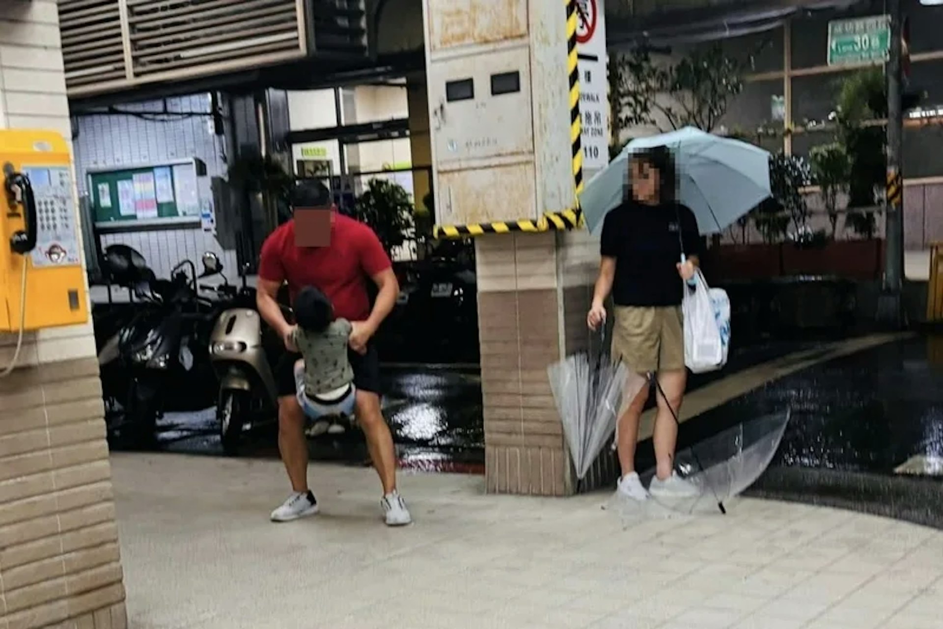 有網友目擊家長在路邊「揍小孩」,氣得他上網發文爆料。(Facebook群組 / 爆廢公社) 有網友目擊家長在路邊「揍小孩」,氣得他上網發文爆料。(Facebook群組 / 爆廢公社)