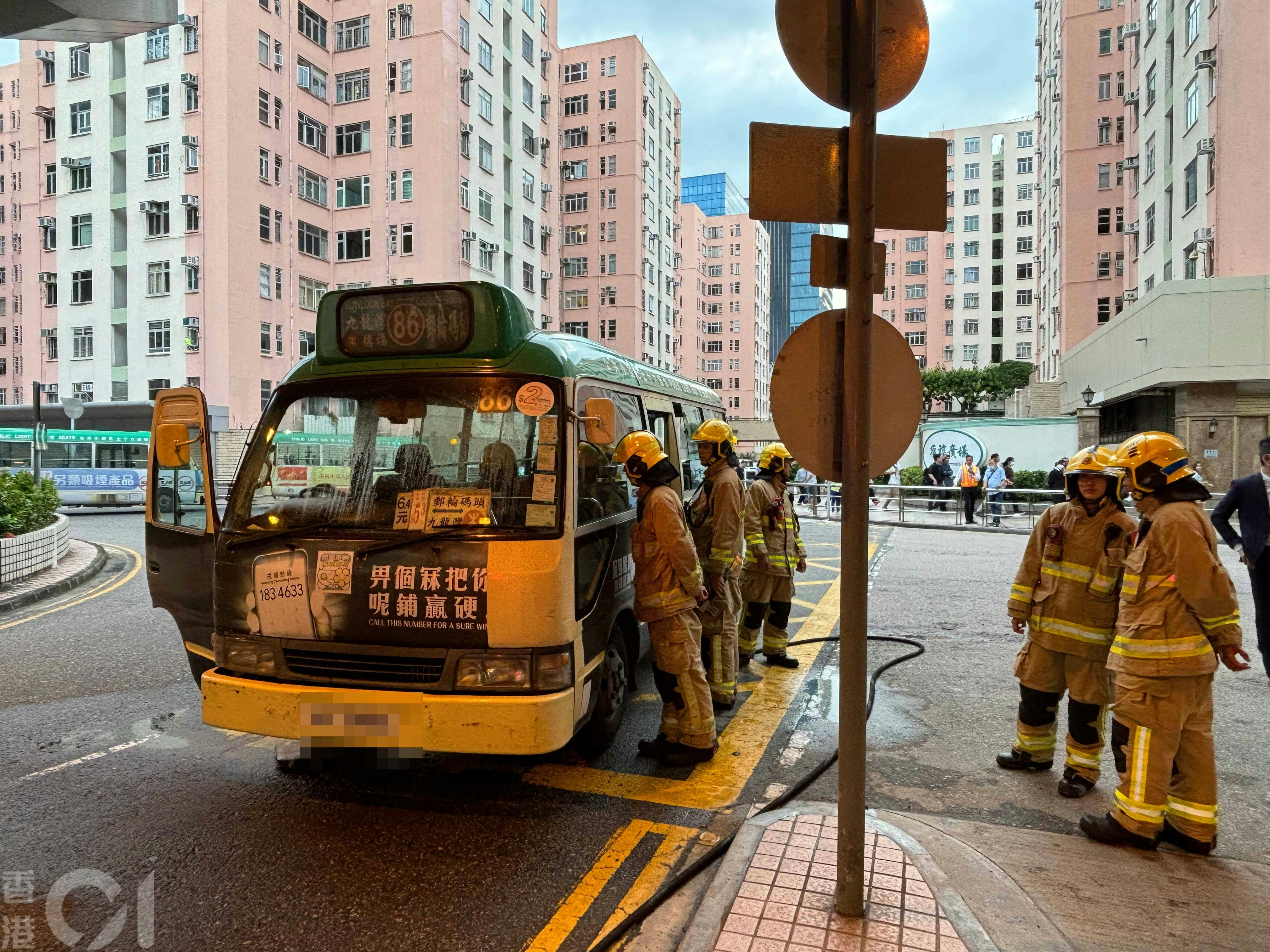 消防到場開喉救熄。（羅日昇攝）