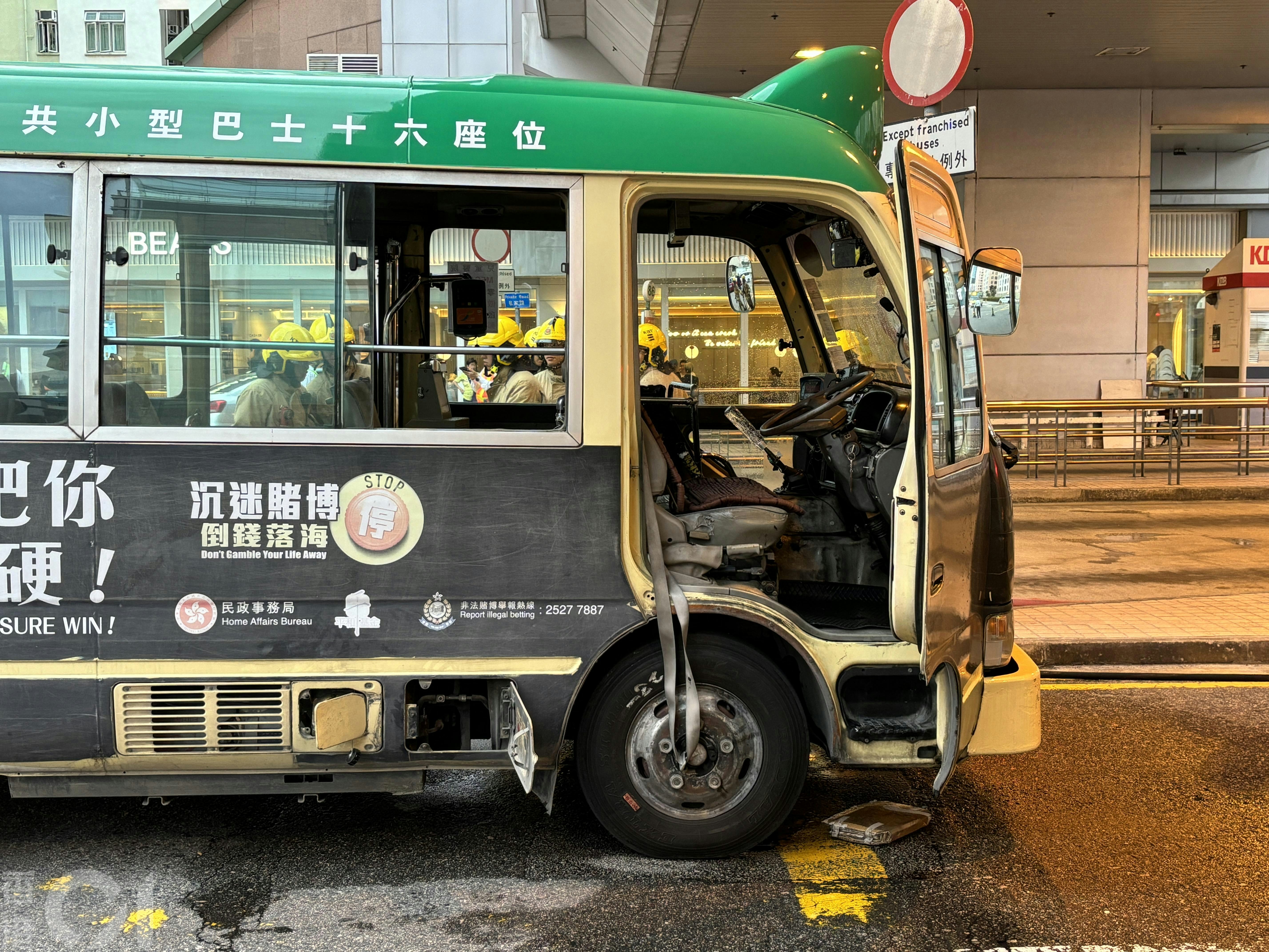 九龍灣偉業街綠van起火　消防開喉救熄