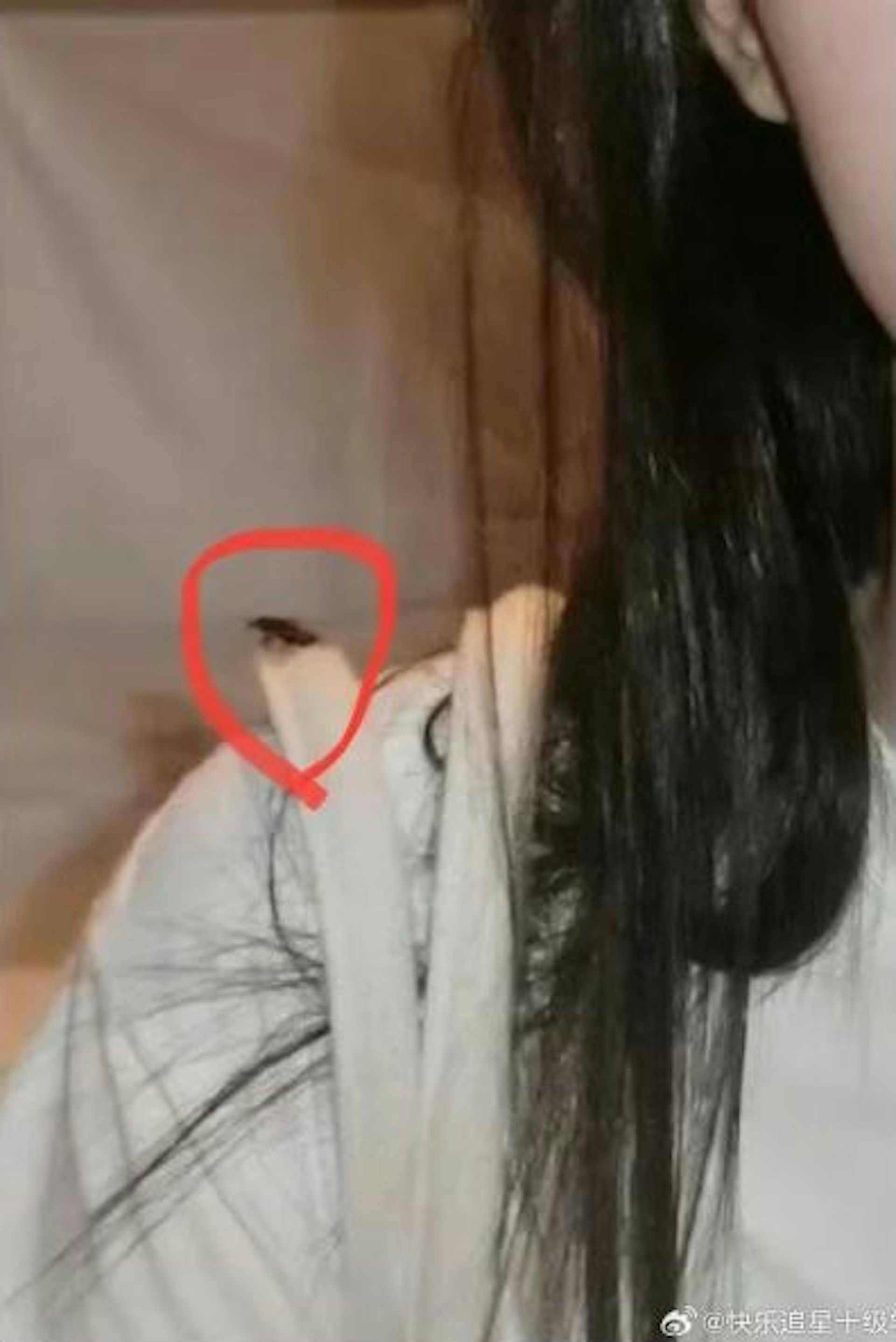周也肩上疑似有蟲(微博圖片) 周也肩上疑似有蟲(微博圖片)
