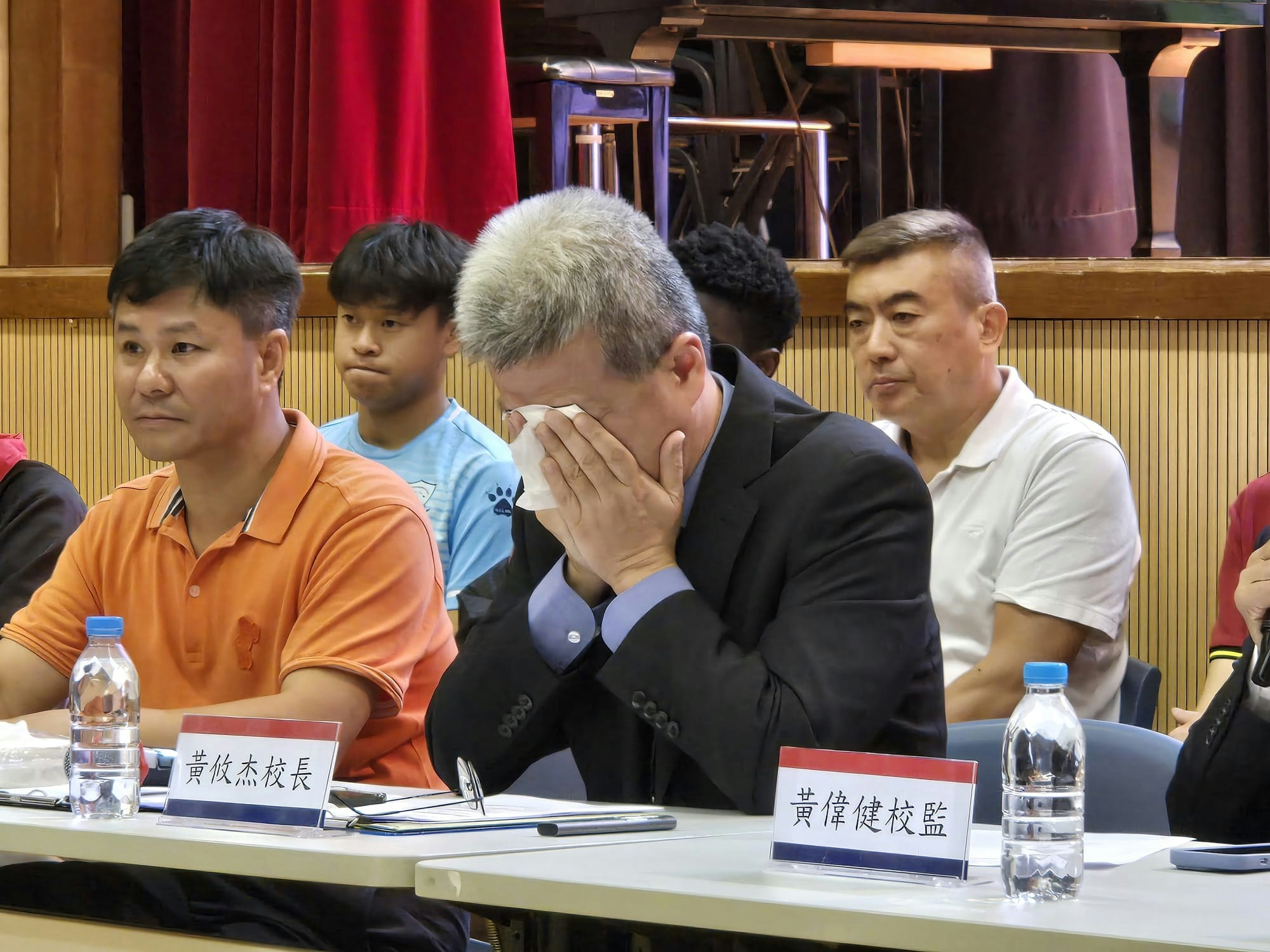 仁濟醫院董之英紀念中學足球學生及家長心聲分享會，校長黃攸杰交代事件時一度落淚。（盧勁揚攝）
