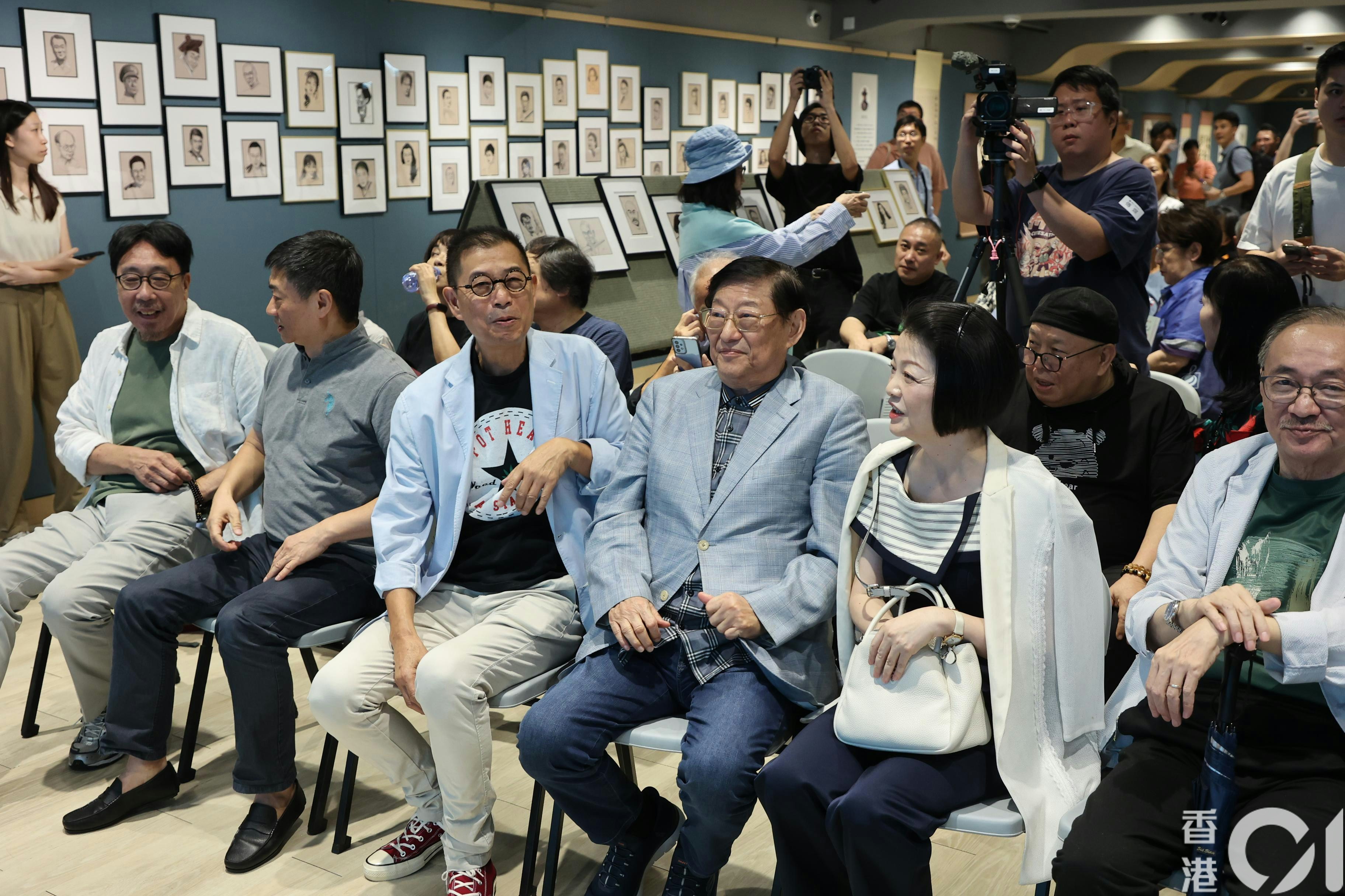 黃錦江於香港舉行《群星閃耀百年光》畫展，邀得吳思遠導演、沈西城、文雋等文藝電影貴賓出席。（葉志明　攝）