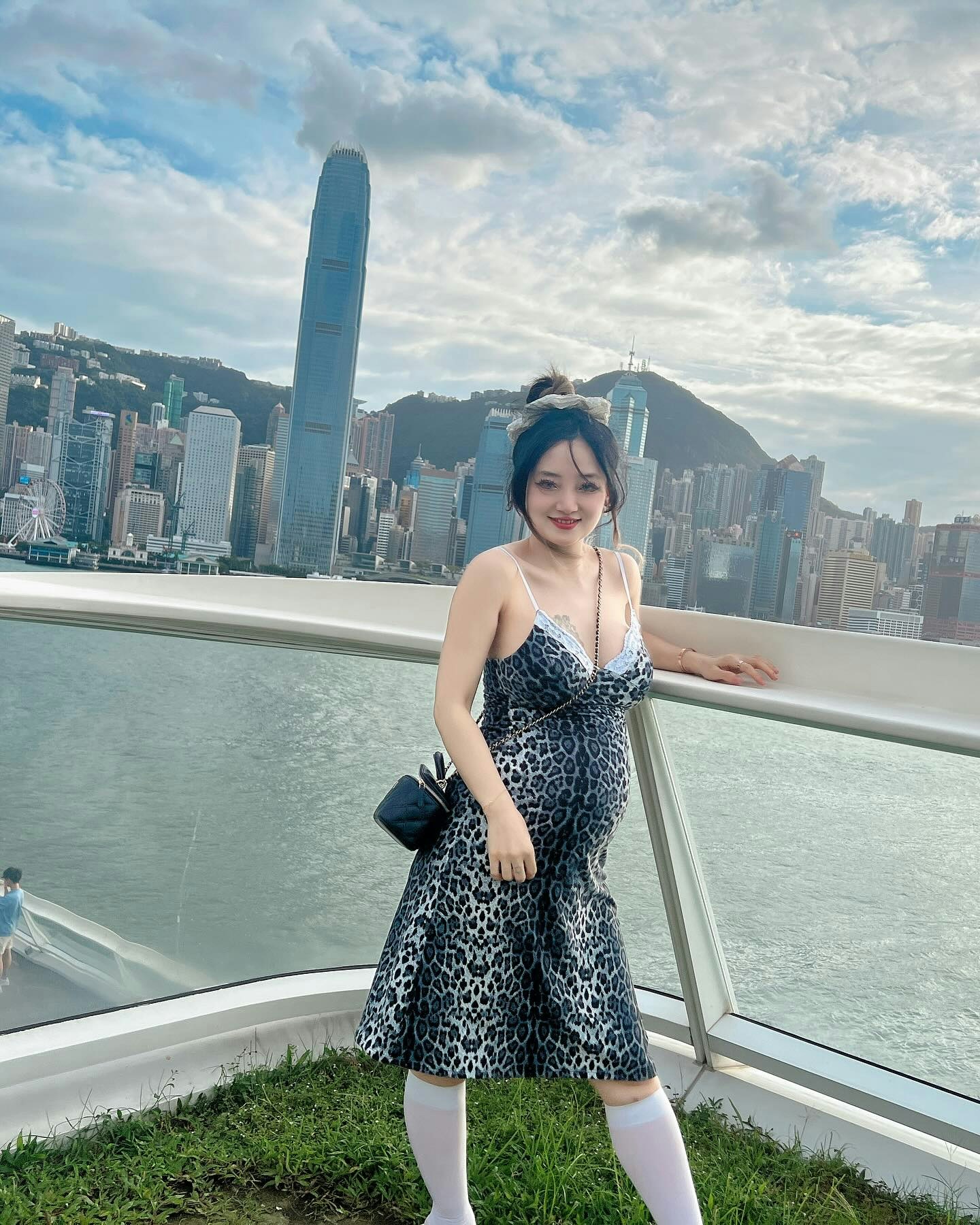今年7月迎來好消息，「屯門娜娜」突然貼出捧巨肚照宣布懷孕。(ig@nananananana0125)