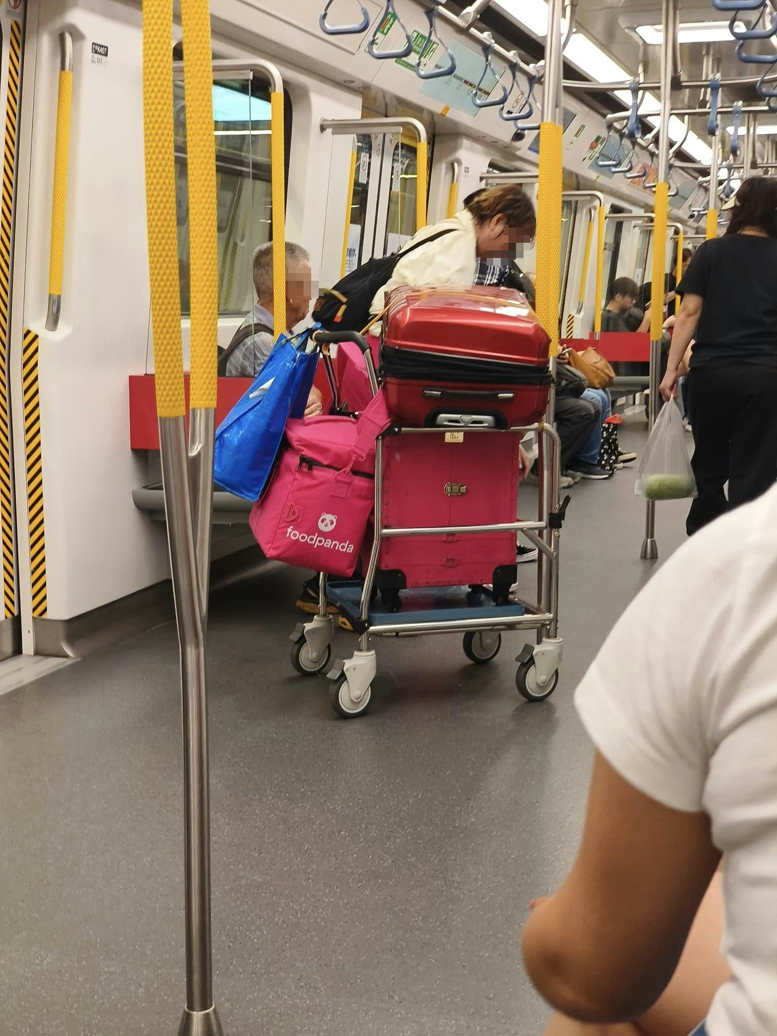 港鐵車廂內見到大媽旁邊有1架行李車，車上載有2個行李篋和2大袋物件，霸佔不少空間。（facebook群組「馬鞍山之友 2.0」圖片）