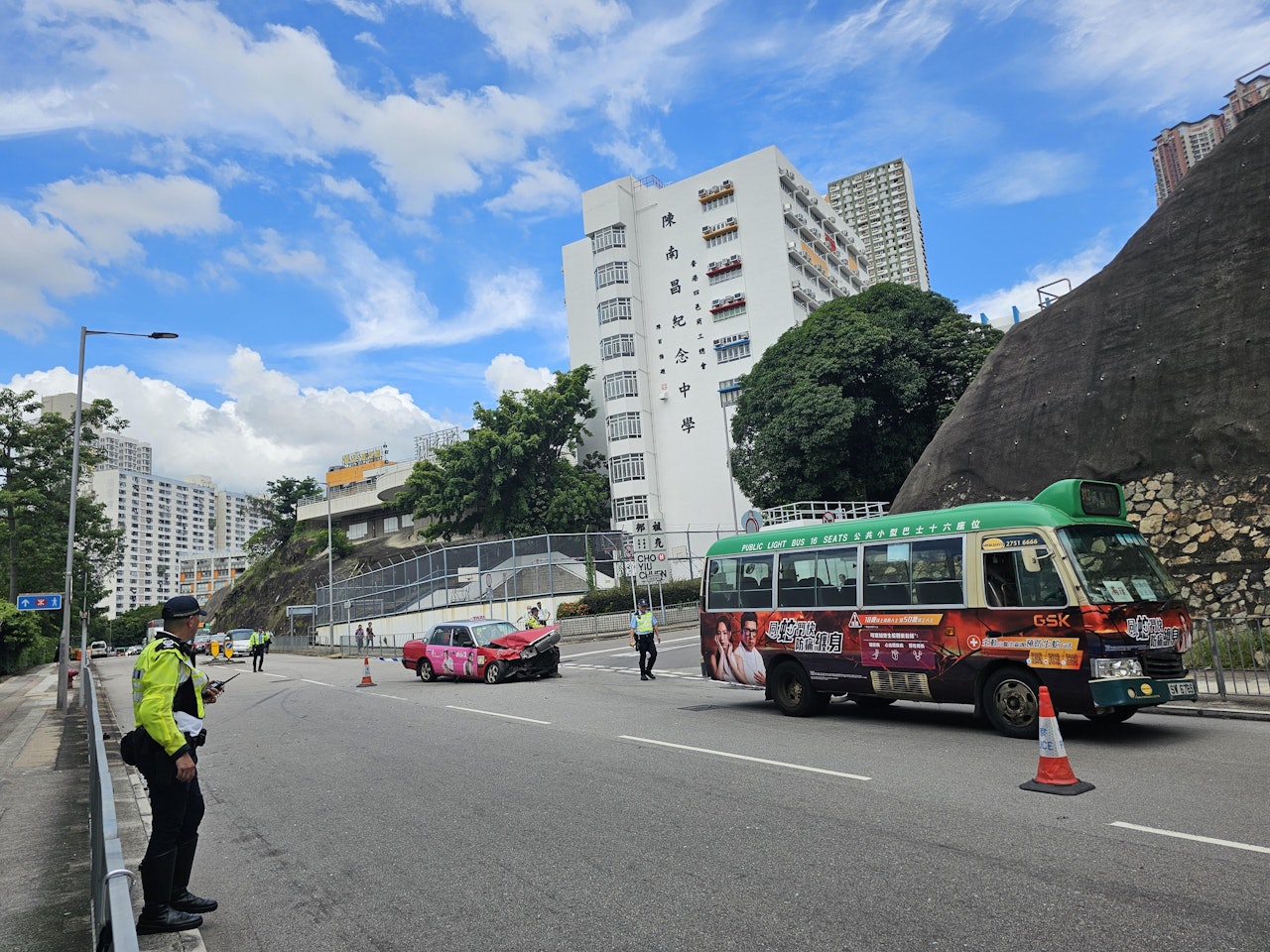 兩車在荔景山路敬祖路交界相撞。 兩車在荔景山路敬祖路交界相撞。