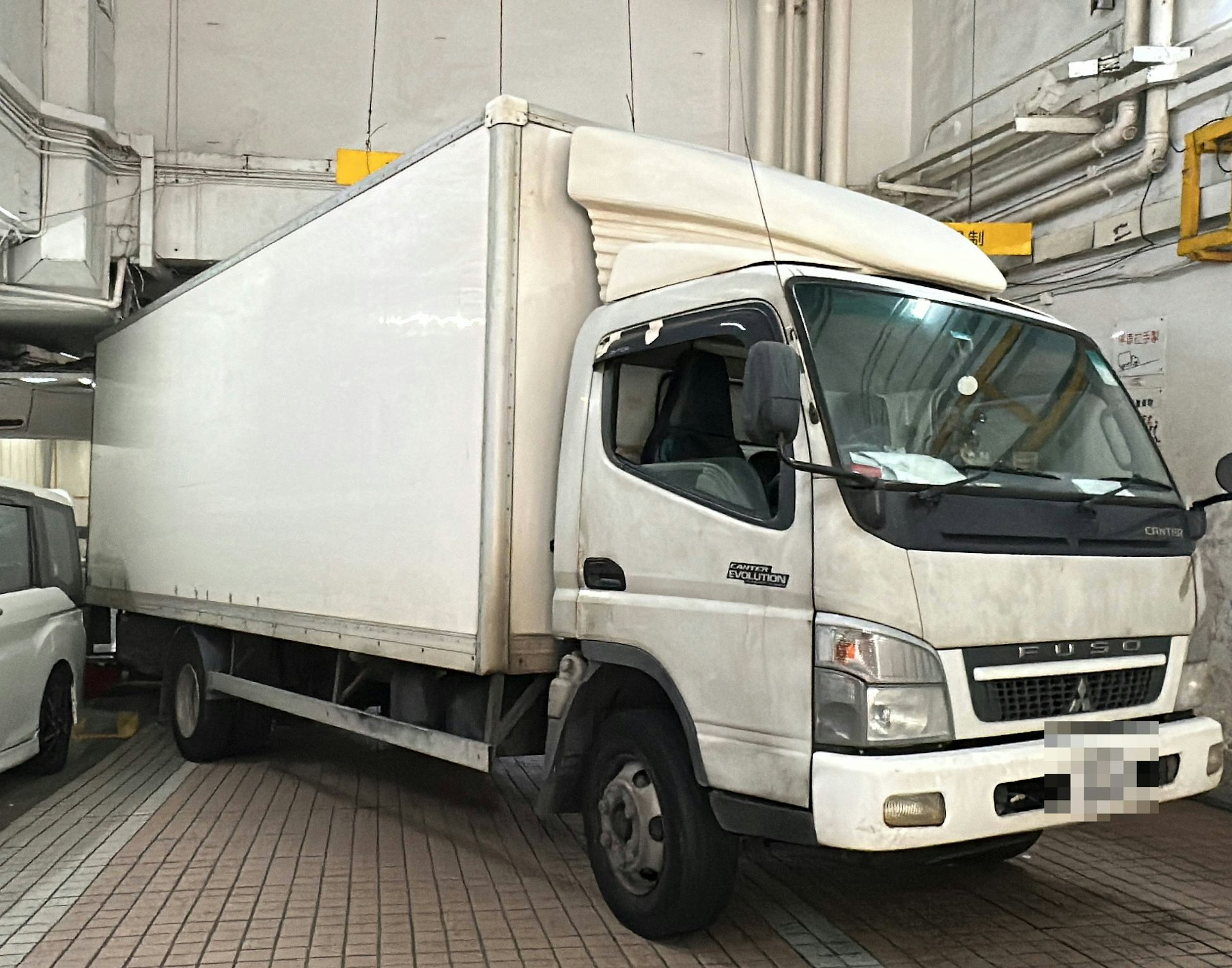 貨車在斜路溜後撞毀寫字樓。(黃煦緻攝) 貨車在斜路溜後撞毀寫字樓。(黃煦緻攝)