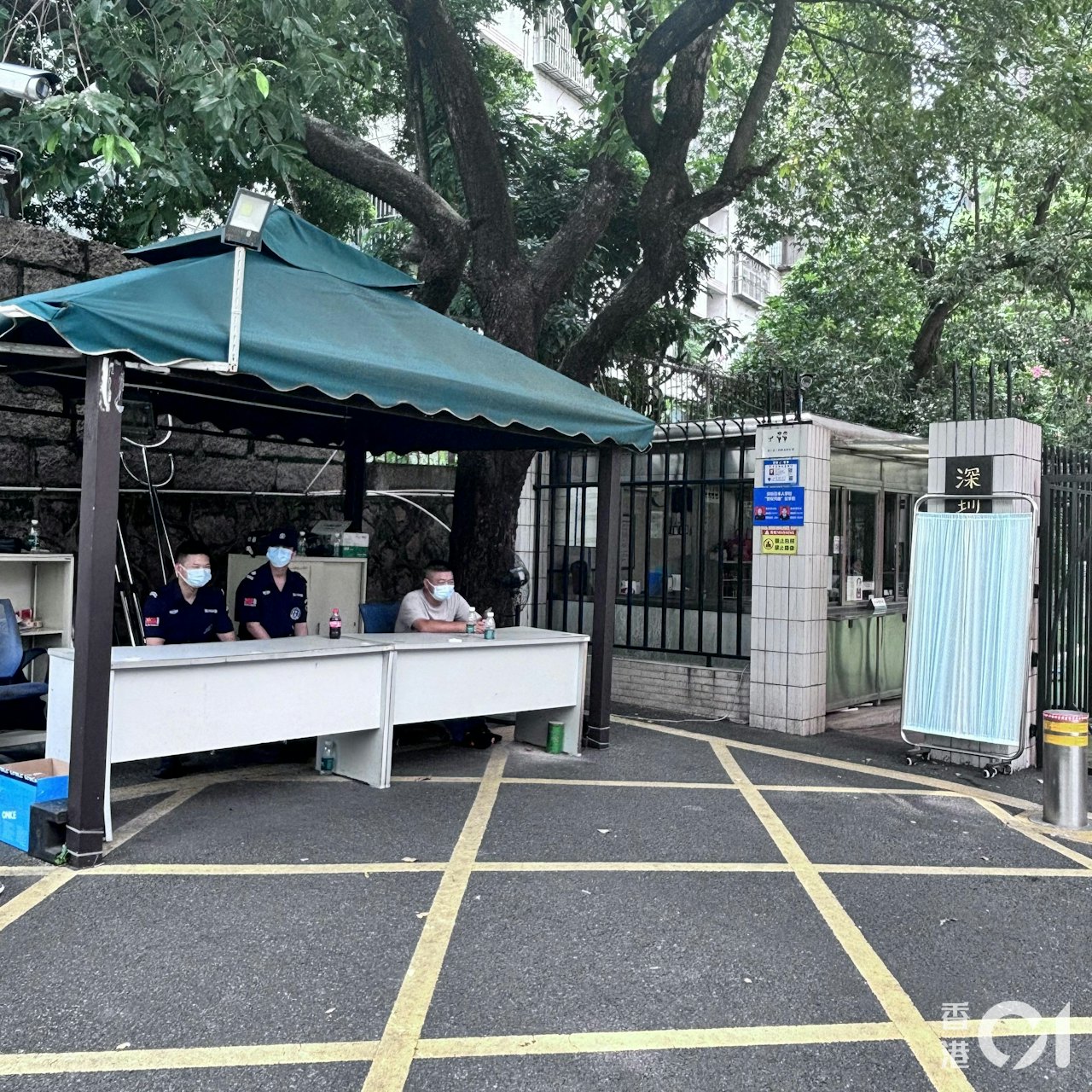 去年9月18日,深圳日本人學校一名10歲男學生在與家人步行上學途中,遭遇44歲男疑犯鍾某持刀行兇致死。 去年9月18日,深圳日本人學校一名10歲男學生在與家人步行上學途中,遭遇44歲男疑犯鍾某持刀行兇致死。