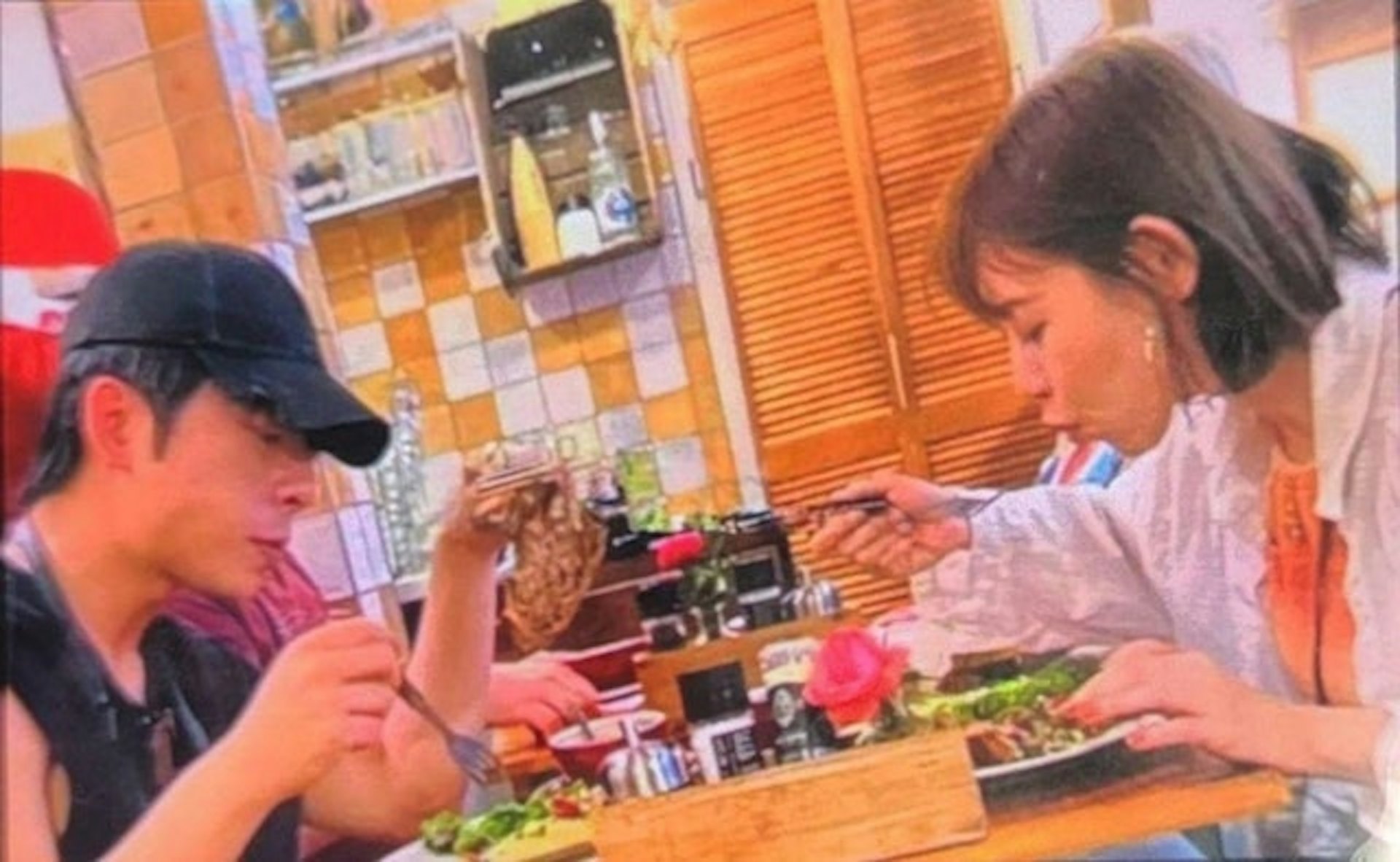 網上流傳疑似Sdan與林明禎於歐洲撐枱腳照片。(網上圖片) 網上流傳疑似Sdan與林明禎於歐洲撐枱腳照片。(網上圖片)