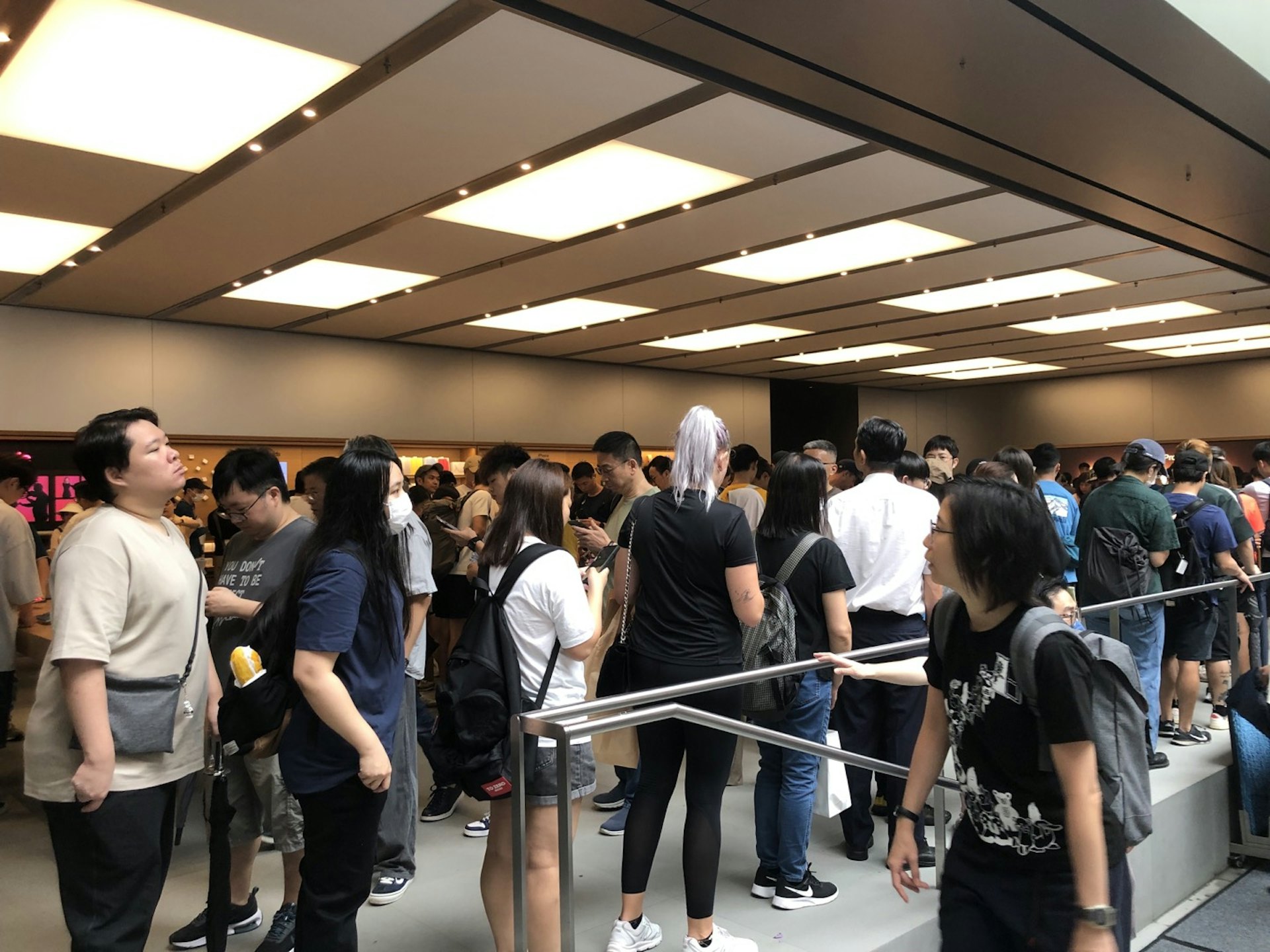 iPhone 16系列在Apple門市開售翌日(21日),銅鑼灣店人頭湧湧,取貨人龍一度延伸至店外。(吳綽詩攝) iPhone 16系列在Apple門市開售翌日(21日),銅鑼灣店人頭湧湧,取貨人龍一度延伸至店外。(吳綽詩攝)