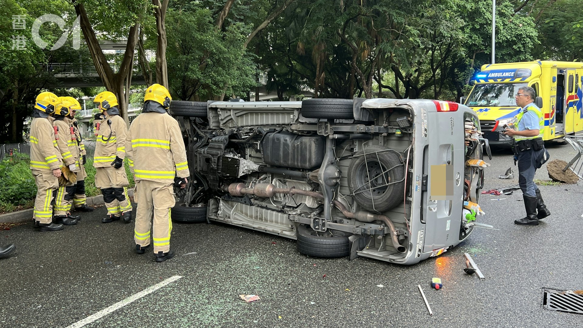 事發後,男司機自行爬出車。(馬耀文攝) 事發後,男司機自行爬出車。(馬耀文攝)
